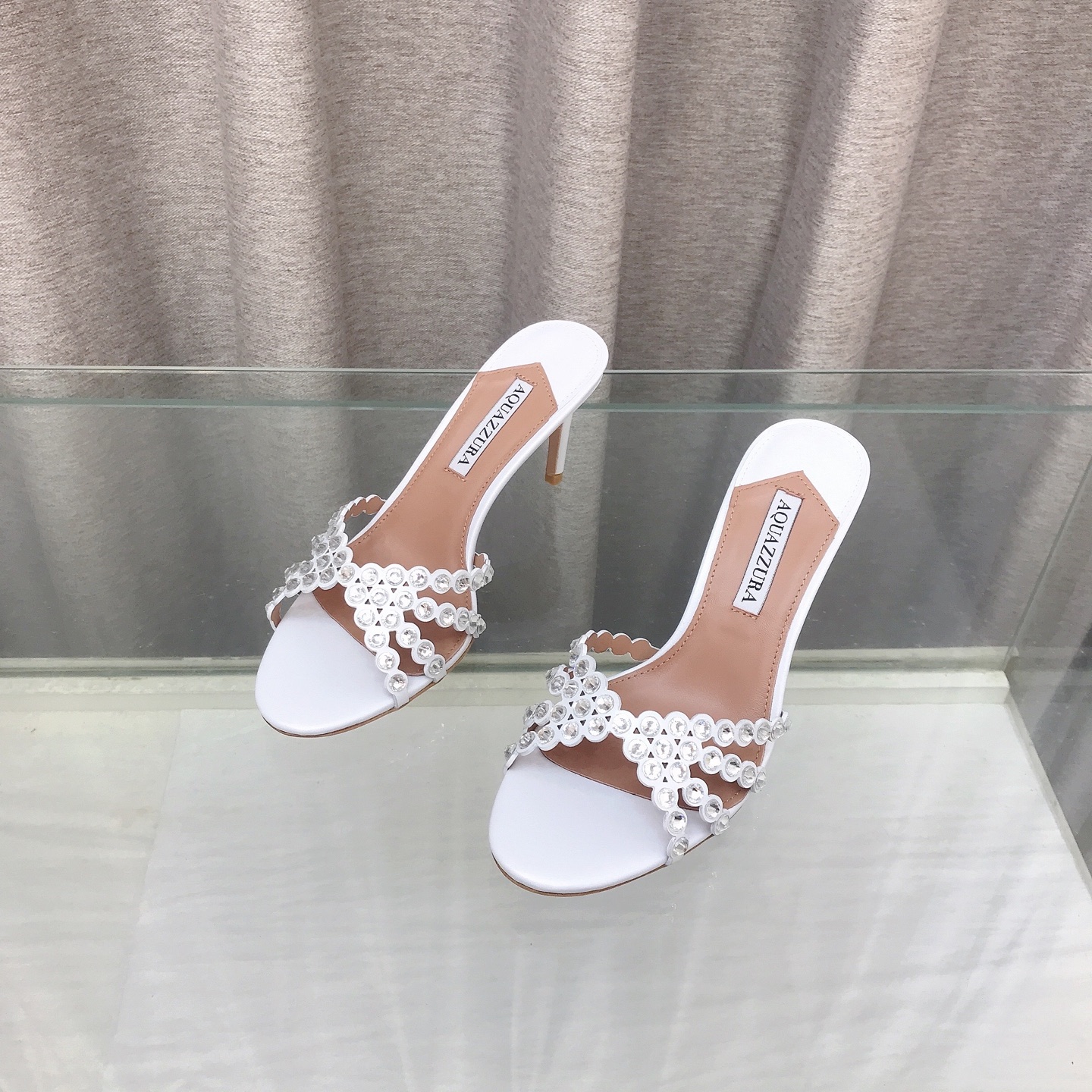 NO:817221,Aquazzura pineapple 26 new spring and summer products Diamond buckles Sandals Slippers A must-have for exquisite women, too sexy, super elegant One-word ankle strap high heels with elasticated feet, simple and unique shape, tall shoe body curvature, and can elongate the calf at the same time Imported PVC film for the uppers Imported Australian diamonds Imported sheepskin foot pads Genuine leather outsole Heel height 8.5cm Size35-41 (40 41  Customized (non-refundable), high heels, sandals, high heels, slippers, sheepskin, Leather soles19860909Aquazzura 菠萝26 春夏新品 钻扣 凉鞋 拖鞋 精致女人必备款 太性感了吧 超级显气质的一款 松紧套脚一字踝带高跟,简洁别致造型,高挑的鞋身弧度,同时可拉长小腿 鞋面进口PVC胶片进口澳钻  垫脚进口羊皮  大底真皮大底 跟高8.5cm Size35-41（40 41 定做不退换）,高跟鞋,sandals,high heels,slippers,sheepskin,Leather soles,Women's Shoes