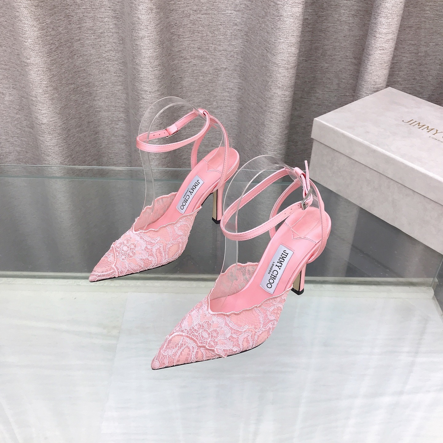 NO:817219,The Spring 2026 exquisite Jimmy Choo lace sandals feature a romantic floral pattern layered on top of a sheer bottom layer. This exquisite model is reinforced with delicate embroidered lace trim. Slightly wavy upper lines set off the silhouette, while a slender adjustable ankle strap lightly outlines the foot. All dressed in a pair of slender 100mm stilettos. Featuring peonies overlaid with layered lace, as if surrounded by flowers. Fabric: Imported embroidered lace, black white pink lining  Imported Italian lambskin super soft and delicate outsole Imported Italian raw color cowhide sole Heel height 10cm Size 35~39 (34 40 41 42 customized), high heels, jimmy choo, sandals, high heels, cowhide, sheepskin198609092026年春精致Jimmy Choo蕾丝凉鞋,搭配浪漫花卉图案,叠加在透视底层之上.这个精致的模型由精致刺绣蕾丝边加固.略微波浪状的鞋面线条衬托出轮廓,而细长可调节的脚踝带则轻盈地勾勒出脚部.全都穿着一双细长的100毫米细高跟鞋.采用牡丹花叠加层次感蕾丝,仿佛与花卉簇拥 面料: 进口刺绣蕾丝,黑色 白色 粉 内里 进口意制小羊皮超级柔软细腻 大底 进口意大利原色牛皮底 跟高10cm 码数 35~39(34 40 41 42定制),高跟鞋,jimmy choo,sandals,high heels,cowhide,sheepskin,Women's Shoes