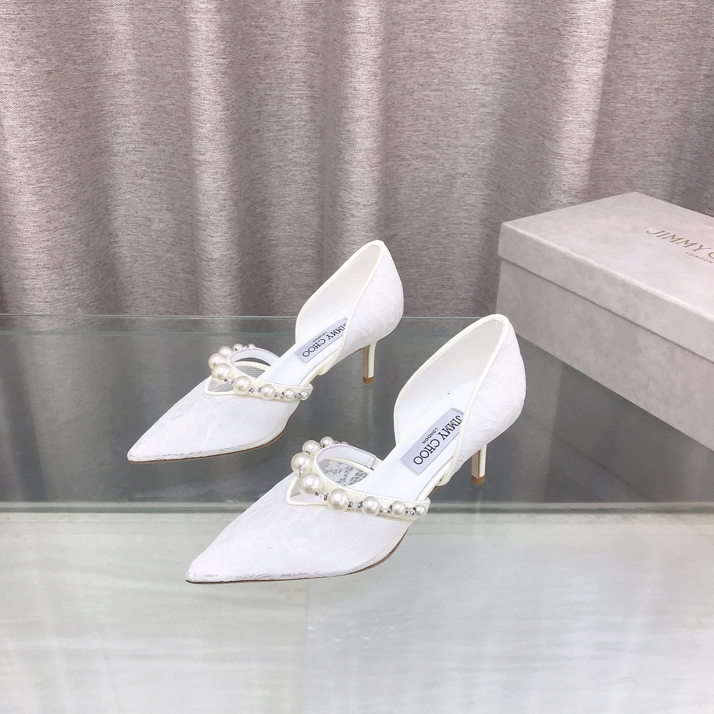NO:817239,jimmychoo Jc counter's new pearl and diamond goddess series shoes, new Juezi series shoes, the upper foot has the temperament of a lady, full of aura, original custom pearl lace on the upper, specific sheepskin lining on the inside, heel height 8.5cm 6.5cm, color black, nude, white, cloth texture, silver, off-white lace, black lace, outsole: original molded custom-made leather outsole imported from Italy, ZP consistent leather bag heel Size 35-39 (34  40 41 42 Customized (non-refundable), high heels, jimmy choo, high heels, sheepskin, Leather soles19860909jimmychoo Jc专柜新款珍珠钻女神系列单鞋 绝绝子系列单鞋新品 上脚名媛千金气质 气场全开 鞋面原版定制珍珠 蕾丝 内里特定羊皮里 跟高8.5cm 6.5cm 颜色黑色 裸色 白色 布纹银色 米白蕾丝 黑色蕾丝 大底: 原版开模定制意大利进口真皮大底,ZP一致真皮包跟 Size35-39（34 40 41 42定制不退换）,高跟鞋,jimmy choo,high heels,sheepskin,Leather soles,Women's Shoes