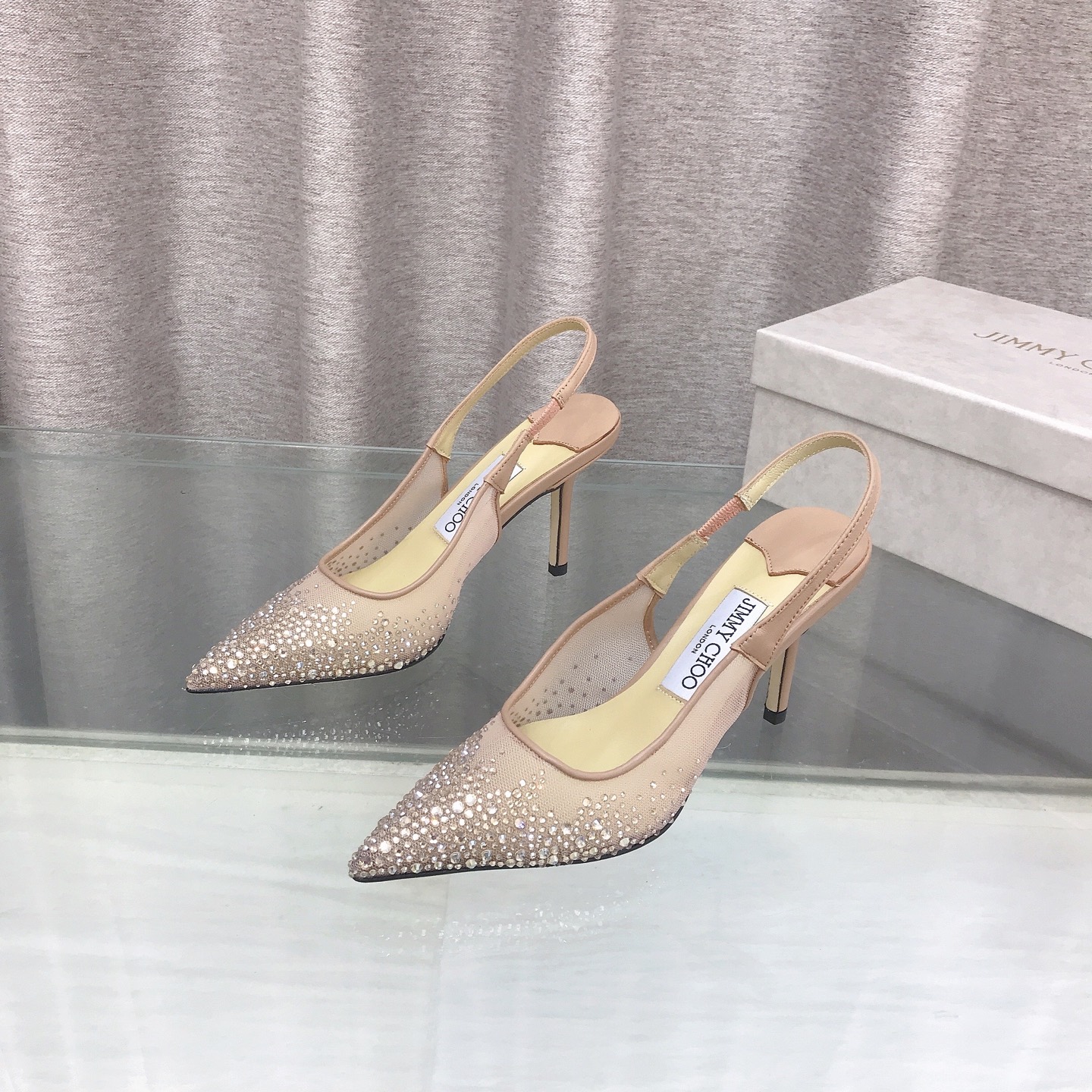 NO:817243,JIMMY CHOO is another mesh stiletto sandal with fine diamond pointed toe and empty back. Fabric: Imported mesh inlaid with diamonds, black and white lotus root powder. The lining is imported Italian lambskin, super soft and delicate. The heel height is 8.5cm and can be customized to 6.5cm. The outsole is imported Italian raw color cowhide. The bottom size is 35 to 39 (34 40 41 42 customized), high heels, jimmy choo, sandals, high  heels,cowhide,sheepskin19860909JIMMY CHOO又一款网纱细钻尖头后空细高跟凉鞋 面料: 进口网纱镶奥钻,黑色 白色 藕粉  内里进口意制小羊皮超级柔软细腻  跟高8.5cm可定制6.5厘米 大底 进口意大利原色牛皮底码数 35一39(34 40 41 42定制),高跟鞋,jimmy choo,sandals,high heels,cowhide,sheepskin,Women's Shoes