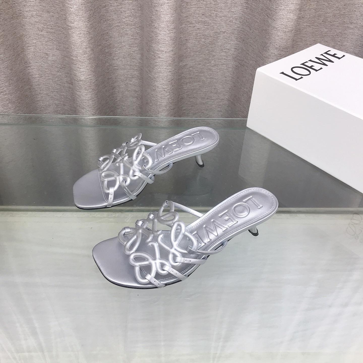 NO:817246,2026 new color LOEWE 26SS summer limited edition hollow slippers, they are so beautiful on your feet!  !  !  Highly recommended, super lazy drag, the same style as that of celebrity bloggers!  Fabric imported sheepskin Lining imported sheepskin Outsole Genuine leather injection dyed bottom Heel height 4.5cm Number 35-39 (40 41 42 43 customized), high heels, loewe, loewe, high heels, slippers, sheepskin198609092026新加颜色 罗意威 LOEWE 26SS夏季限定镂空拖鞋,上脚真的太美了！！！强烈推荐,超级懒人拖,明星博主同款！ 面料进口羊皮 里料进口羊皮 大底真皮注塑透染底 跟高4.5cm 数码35-39（40 41 42 43定制）,高跟鞋,loewe,loewe,high heels,slippers,sheepskin,Women's Shoes