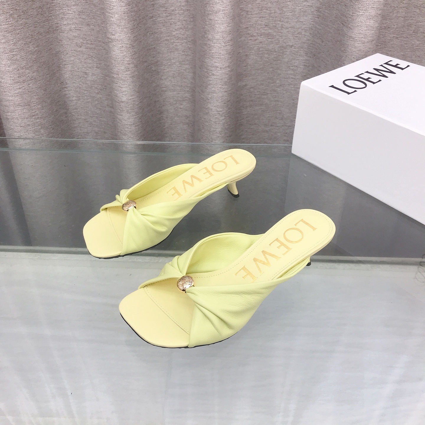 NO:817249,LOEWE 26SS summer limited edition slippers, with the hottest colors in spring and summer, real casual fashion slippers, with looming beauty, made of fetal lambskin, the leather surface feels like a baby's skin when touched, super soft and comfortable, and really beautiful on the feet!  !  !  Highly recommended, super lazy fashion slippers, same style as celebrity bloggers!  Fabric imported fetal sheepskin Lining imported fetal sheepskin Heel height 4.5cm Outsole Original beef tendon wear-resistant sole Number 35-39 (40 41 42 43 customized), high heels, loewe, loewe, high heels, slippers, sheepskin19860909罗意威LOEWE 26SS夏季限量版的拖鞋,搭配春夏最火的色调,真正的休闲时尚拖,加若隐若现的美感,采用胎小羊皮,触碰皮面就像婴儿的皮肤一样的感觉,超软超舒服,上脚真的美极了！！！强烈推荐,超级懒人时装拖,明星博主同款！ 面料进口胎羊皮 里料进口胎羊皮 跟高4.5cm 大底原版牛筋耐磨底 数码35-39（40 41 42 43定做）,高跟鞋,loewe,loewe,high heels,slippers,sheepskin,Women's Shoes