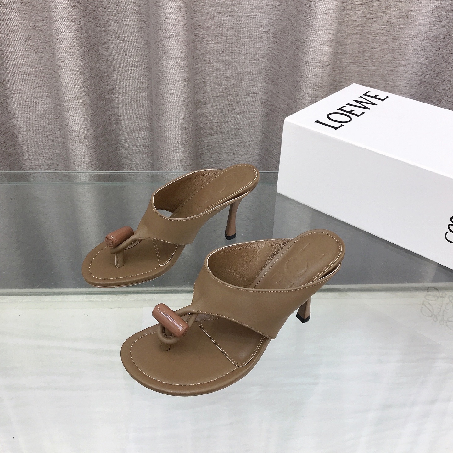 NO:817252,Flat high heels, the latest LOEWE 26SS limited edition summer flip-flops, 1:1 reproduction, original logo buckle, really beautiful on the feet!  !  !  Highly recommended, super lazy flip-flops, the same style as those used by celebrity bloggers!  Casual and high-end fabric imported calfskin lining imported sheepskin outsole genuine leather injection dyed bottom Heel height 1cm, 9cm number 35-39 (40.41.42.43. Customized), high heels, loewe, loewe, high heels, slippers, cowhide, sheepskin19860909平底高跟 最新罗意威LOEWE 26SS夏季限定夹脚拖鞋,1:1的复制,原版的 Logo饰扣,上脚真的太美了！！！强烈推荐,超级懒人夹脚拖,明星博主同款！休闲大气上档次 面料进口小牛皮 里料进口羊皮 大底真皮注塑透染底 跟高1cm,9cm 数码35-39（40.41.42.43.定做）,高跟鞋,loewe,loewe,high heels,slippers,cowhide,sheepskin,Women's Shoes