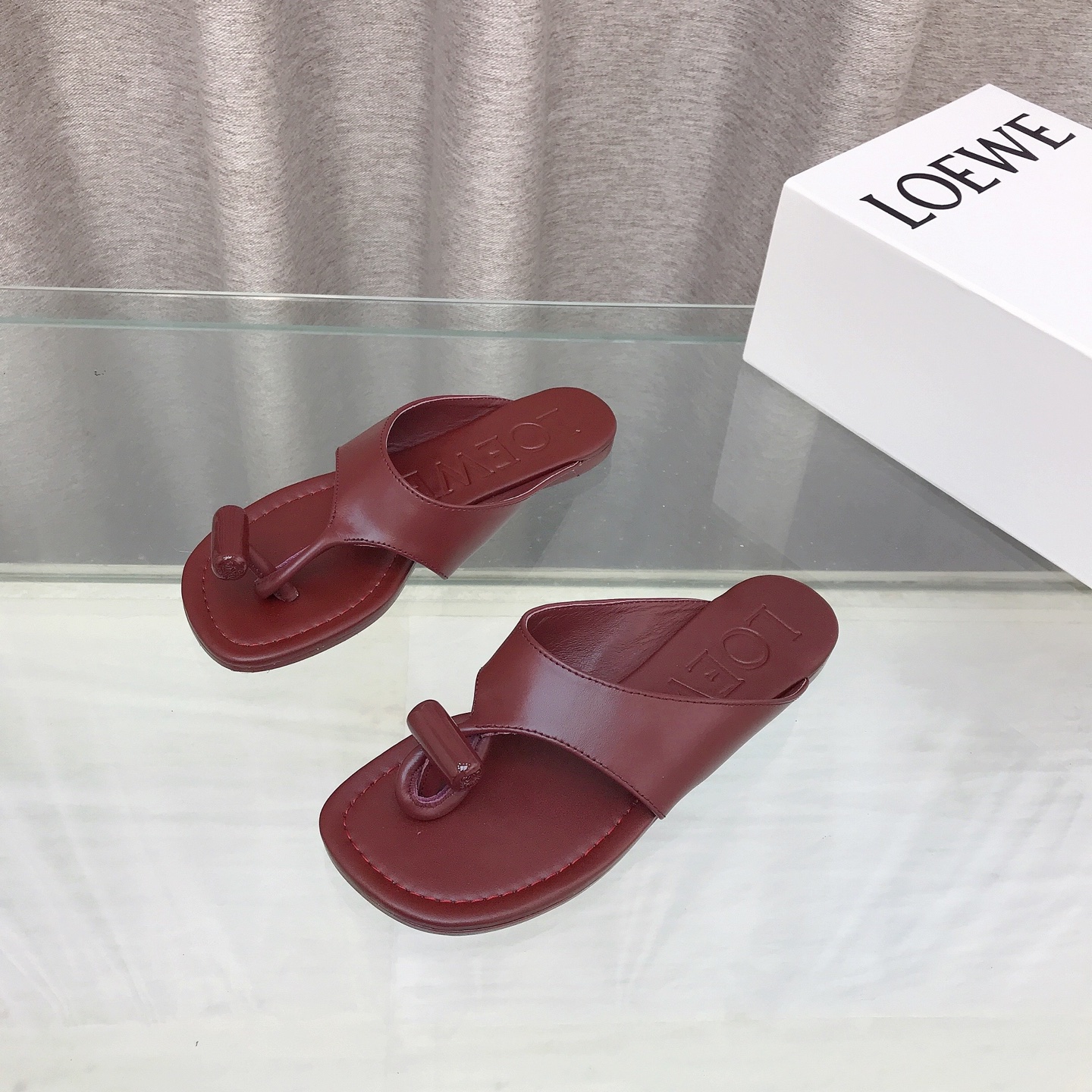 NO:817292,Flat high heels, the latest LOEWE 26SS limited edition summer flip-flops, 1:1 reproduction, original logo buckle, really beautiful on your feet!  !  !  Highly recommended, super lazy flip-flops, the same style as those used by celebrity bloggers!  Casual and high-end fabric imported calfskin, lining imported sheepskin, outsole genuine leather injection dyed bottom, heel height 1cm, 9cm, number 35-39 (40.41.42.43. Customized), slippers, loewe, loewe, slippers, cowhide, sheepskin19860909平底高跟 最新罗意威LOEWE 26SS夏季限定夹脚拖鞋,1:1的复制,原版的 Logo饰扣,上脚真的太美了！！！强烈推荐,超级懒人夹脚拖,明星博主同款！休闲大气上档次 面料进口小牛皮 里料进口羊皮 大底真皮注塑透染底 跟高1cm,9cm 数码35-39（40.41.42.43.定做）,拖鞋,loewe,loewe,slippers,cowhide,sheepskin,Women's Shoes