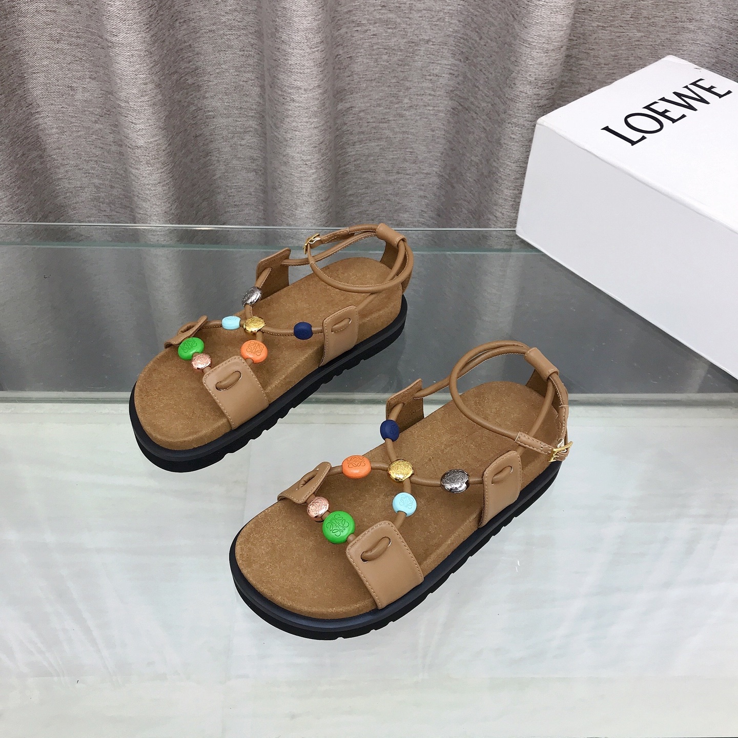 NO:817270,LOEWE·Luo Yiwei's high version 2026 summer Paulas vacation series colorful beaded sandals are so beautiful, who knows the gold content of these shoes!  Super comfortable, the material is soft nappa sheepskin, the shoelaces are decorated with mixed-color charms, the classic toe shape, the soft suede-covered insole makes the foot feel more comfortable, and the colorful Anagram Pebbles pop up on the instep like little jelly beans. Size35-40 (customized for 40), sandals, loewe, loewe, sandals, sheepskin19860909LOEWE·罗意威 高版本2026夏季Paulas度假系列彩色串饰凉鞋太美,谁懂这双鞋子的含金量啊！超级舒服的,材质是柔软纳帕羊皮,鞋带缀有混色串饰,经典鞋头造型,柔软绒面革包覆内底脚感更加舒服,彩色Anagram Pebbles仿佛小糖豆般跃然脚背. Size35-40（40定做）,凉鞋,loewe,loewe,sandals,sheepskin,Women's Shoes