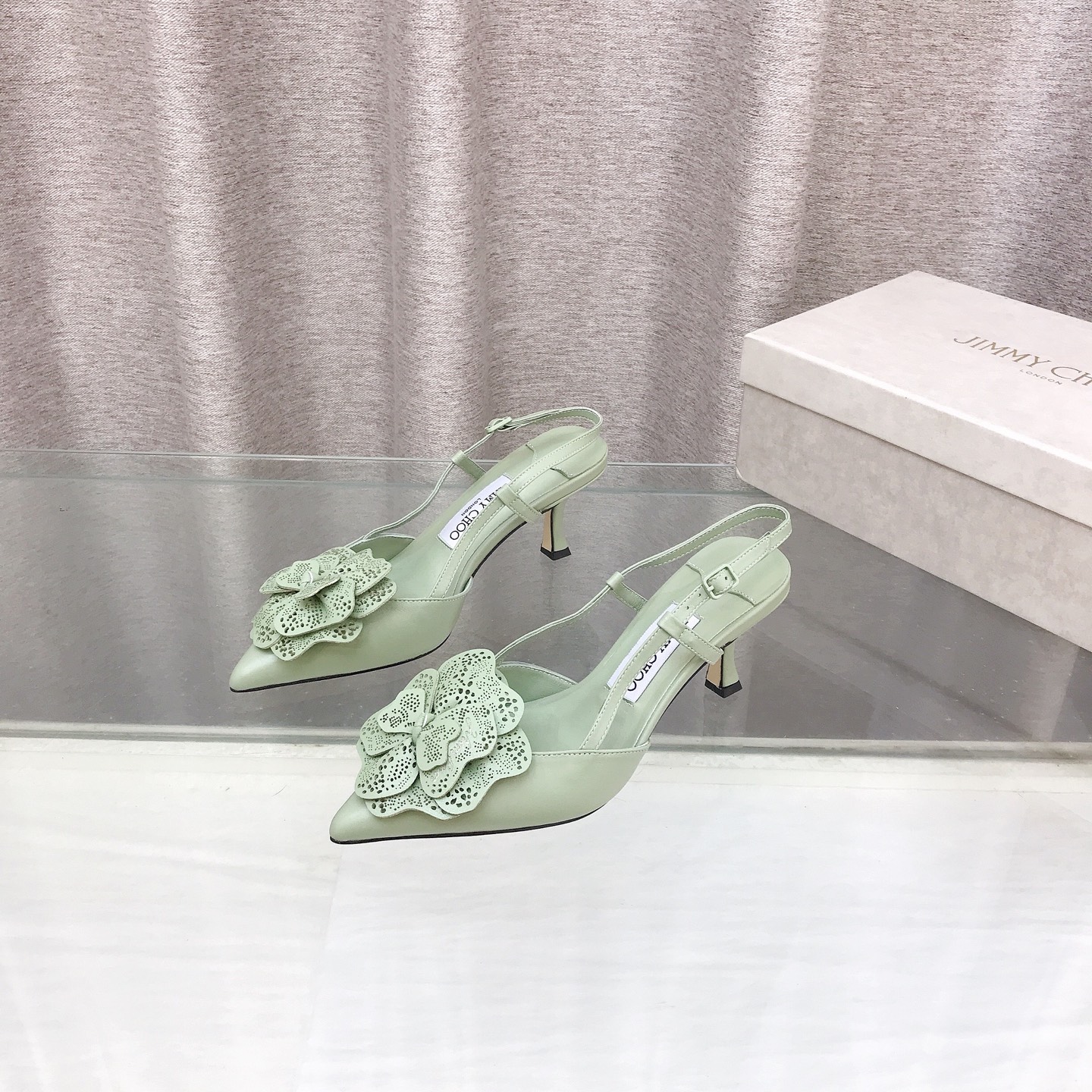 NO:884796,JimmyChoo 2026 Milan catwalk new three-dimensional lace petal low-heeled shoes @Jimmychoo Jimmychoo three-dimensional lace petal-decorated low-heeled shoes, with a fresh mint green tone, playing the prelude to spring. Jimmy Choo's romance will never disappoint. Two pointed-toe slingbacks directly weld gentleness to the feet!  Milky white hollow flower model｜Intellectual lady feels golden and noble. Leather + three-dimensional hollow genuine leather carving, full of details!  The 6.5cm kitten heel is not tiring to walk at all. It is suitable for commuting, dating, and wedding shoes. The upper foot instantly becomes an elegant sister, with a perfect temperament~ Fabric: Imported sheepskin, imported Italian lambskin lining, super soft and delicate, outsole imported Italian raw color cowhide sole Size 35 to 39 (34 40 41 42 customized) Heel height 6.5cm, four colors mint green, gold, off-white sheepskin  black sheepskin,high heels,jimmy choo,high heels,cowhide,sheepskin19860909JimmyChoo 2026米兰走秀新款立体蕾丝花瓣低跟 @周仰杰jimmychoo 立体蕾丝花瓣装饰的低跟鞋,以清新的薄荷绿色调,奏响春日序曲. Jimmy Choo的浪漫,真的永远不会让人失望 两款尖头 slingback 直接把温柔焊在脚上了！ 奶白镂空花款｜知性大小姐感金色贵气 皮革+立体镂空真皮雕花,细节感拉满！ 6.5cm小猫跟走路完全不累脚,通勤、约会、当婚鞋都适配,上脚直接秒变优雅姐姐,气质拿捏得死死的～ 面料: 进口羊皮 内里进口意制小羊皮超级柔软细腻  大底进口意大利原色牛皮底Size35一39(34 40 41 42定制) 跟高6.5cm 四个颜色薄荷绿 金色 米白羊皮 黑色羊皮,高跟鞋,jimmy choo,high heels,cowhide,sheepskin,Women's Shoes