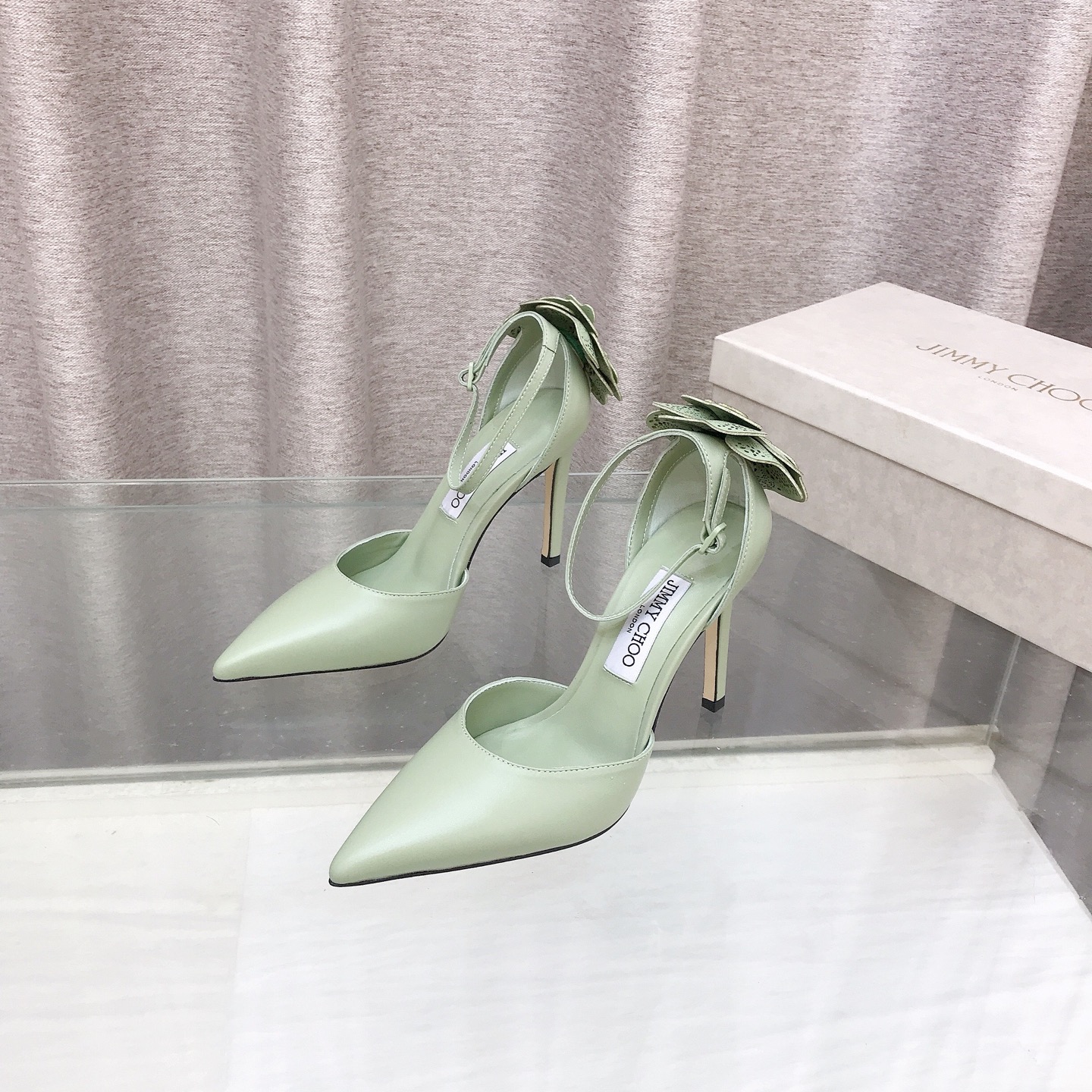 NO:884805,JIMMY CHOO 2026 Milan catwalk show with hollow and carved patterns. Classic pointed matte leather, paired with exquisite ankle straps. The hollow genuine leather patterns are simply the flower of wealth in the world ~ The mint style is amazing. The 10cm stiletto heel is full of aura, slim and high-end. Must-have sneakers for dinner!  The gold model is even more sparkling, with high-gloss liquid metal leather and hollow leather carvings. You will be the center of attention when you wear it. You must be the party queen. Fabric: Imported sheepskin, imported Italian lambskin lining, super soft and delicate, outsole imported Italian raw color cowhide sole Size 35 to 39 (34 40 41 42 customized) Heel height 10cm Color mint green Gold off-white sheepskin Black sheepskin, high heels, jimmy  choo,high heels,cowhide,sheepskin19860909JIMMY CHOO 2026米兰走秀镂空雕花走秀经典的尖头哑光皮,配上精致的踝带,镂空真皮雕花简直是人间富贵花本花～薄荷款太绝了,10cm细跟气场全开,显瘦又高级,晚宴必备战鞋！ 金色款更是闪耀到不行,高光泽液态金属皮革,镂空真皮雕花,穿上就是行走的焦点,派对女王非你莫属. 面料: 进口羊皮 内里进口意制小羊皮 超级柔软细腻  大底进口意大利原色牛皮底 Size35一39(34 40 41 42定制) 跟高10cm 颜色薄荷绿 金色 米白羊皮 黑色羊皮,高跟鞋,jimmy choo,high heels,cowhide,sheepskin,Women's Shoes
