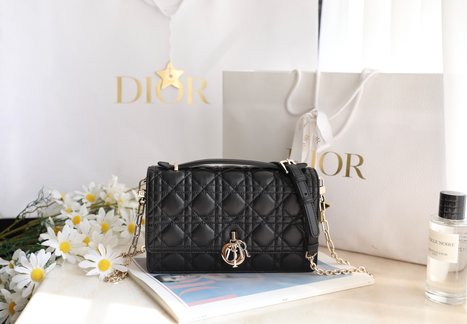 2023 AAA Replica uk 1st Copy Dior Handbags Clutches & Pouch Bags Black White Sheepskin Spring Collection Chains