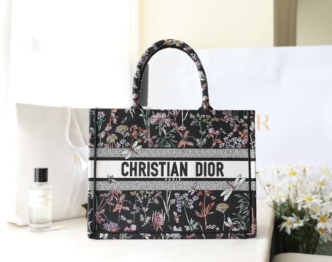 Dior Herbarium Black DR-08 está confeccionado con tela blanca y adornado con un bordado multicolor de patrón Dior Herba…