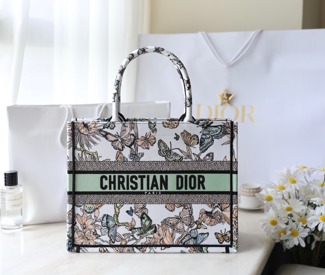Dior Herbarium Green DR-08 está confeccionado con tela blanca y adornado con un bordado multicolor de patrón Dior Herba…