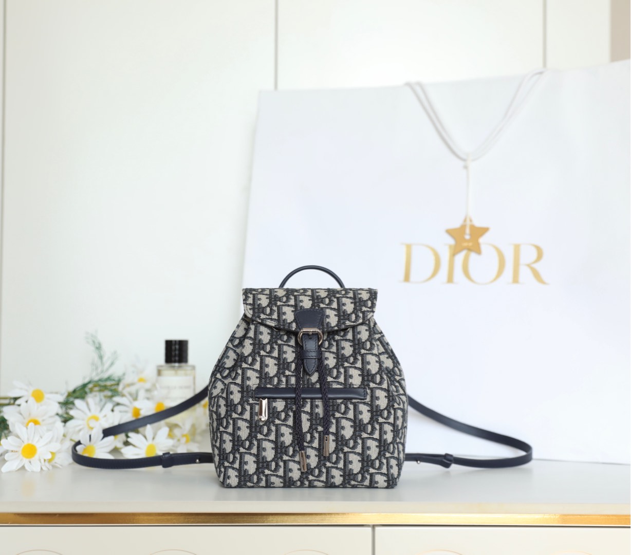 La nueva mochila DR-801 está confeccionada en tejido jacquard beige y azul y cuenta con un compartimento con cordón y c…