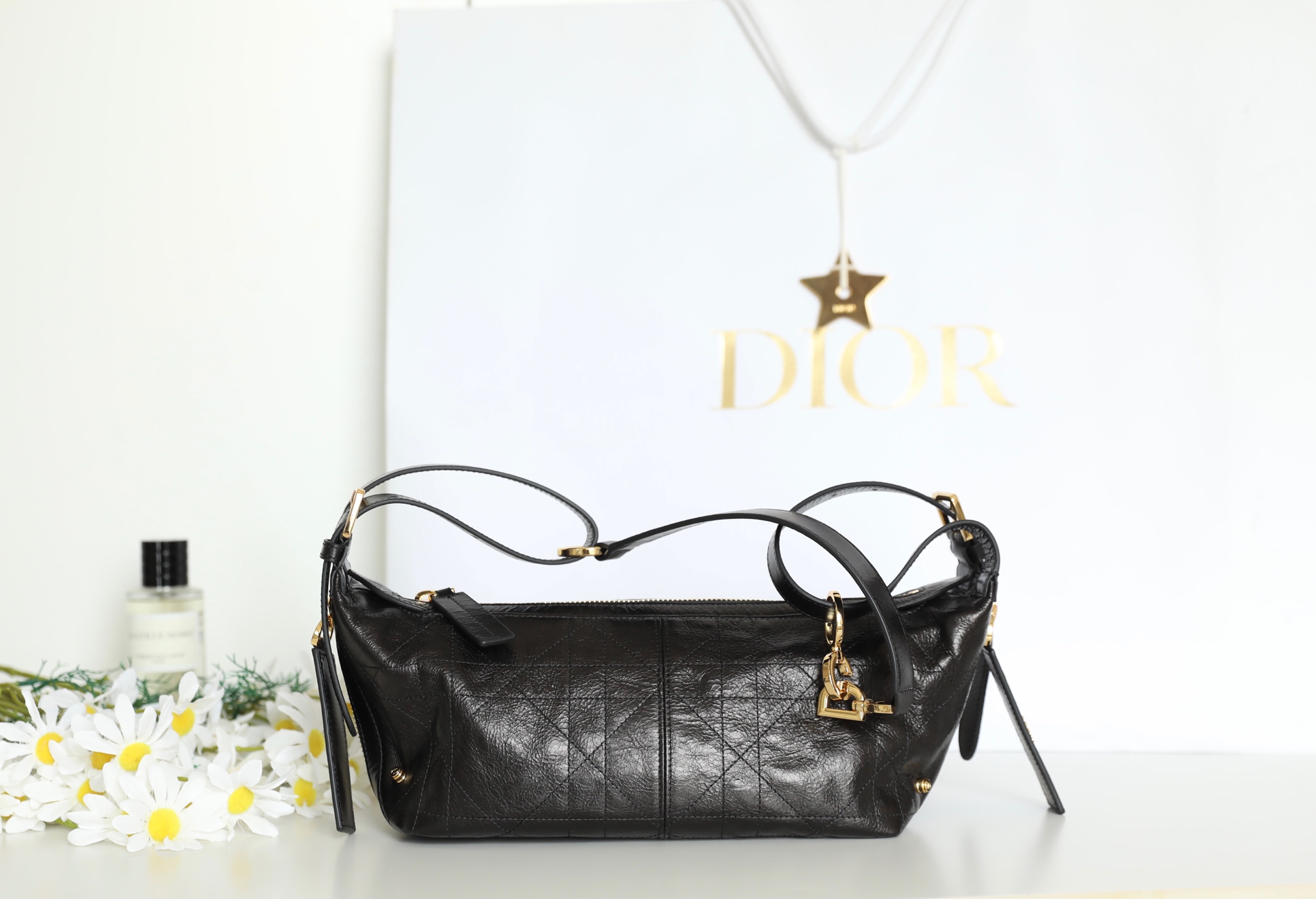El bolso D-Journey producido por Jinsheng tiene una textura suave y una nueva interpretación de la silueta del bolso du…