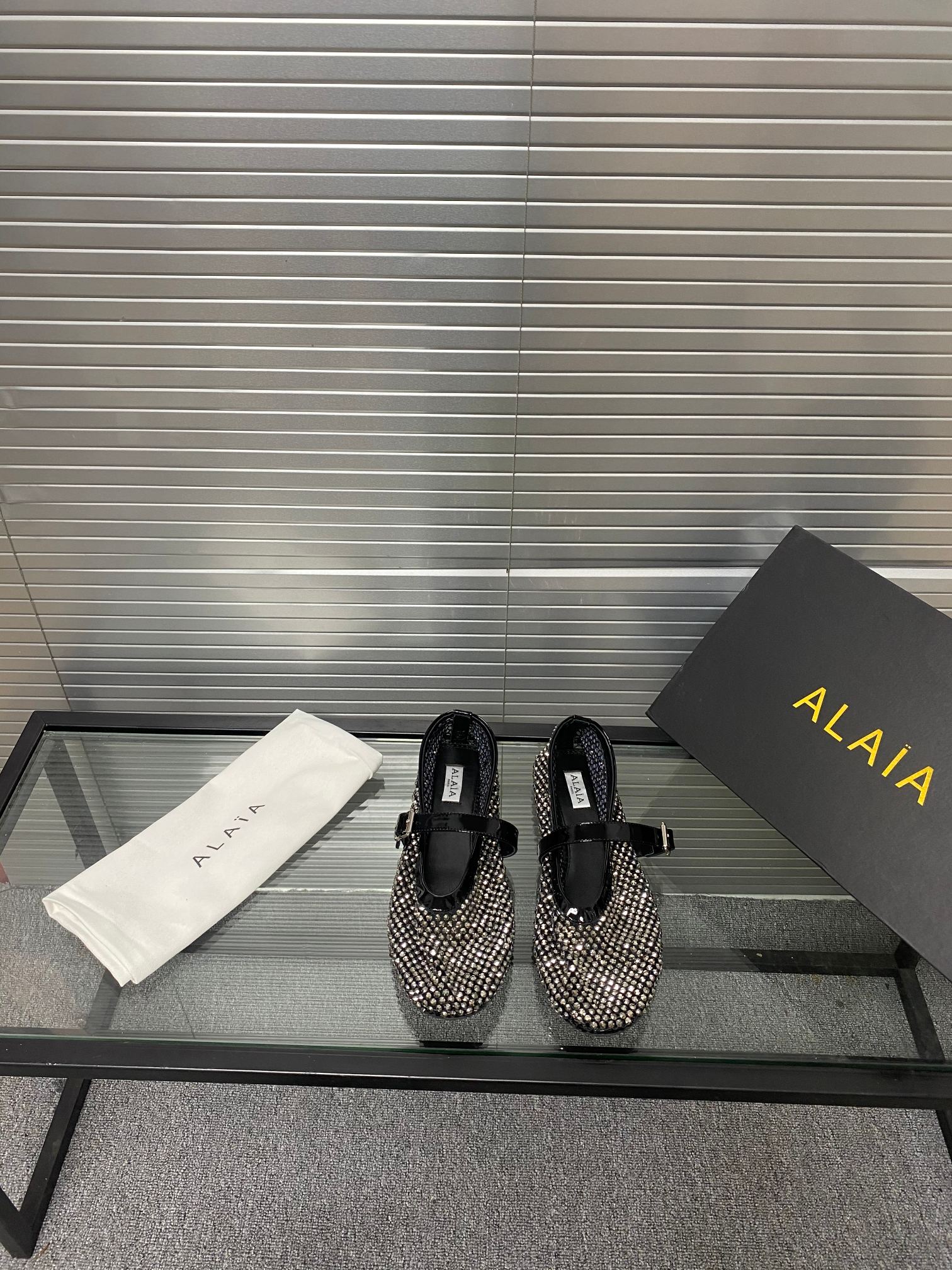 NO:437826,!  !  Mesh style!  !  !  Alaia catwalk flat ballet flat shoes!  Sweet and cool ballet style, a ballet shoes with super popular, romantic, charming, comfortable and versatile. Original custom cowhide Shuihua Diamond fabric, sheepskin inner lining, private molded rubber non-slip sole, size 35-41 (40/41 custom made without return or exchange), ballet shoes, alaia, cowhide, sheepskin19860909！！网纱款！！！ Alaia 走秀款平底芭蕾舞平底单鞋！ 甜酷芭蕾风,人气超高的一款芭蕾舞鞋,浪漫又迷人舒适百搭. 原版订制牛皮施华钻 面料, 羊皮内里,私模橡胶防滑大底, 码数35-41（40/41定做不退换）,芭蕾舞鞋,alaia,cowhide,sheepskin,Women's Shoes