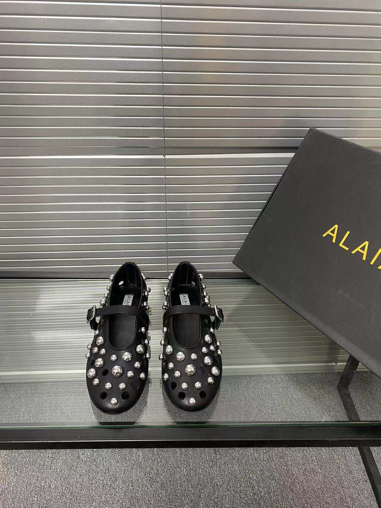 NO:437858,Pearl Alaia catwalk flat ballet flat shoes!  Sweet and cool ballet style, a ballet shoes with super popular, romantic, charming, comfortable and versatile. Original custom cowhide Shuihua Diamond fabric, sheepskin inner lining, private molded rubber non-slip sole, size 35-41 (40/41 custom made without return or exchange), ballet shoes, alaia, cowhide, sheepskin19860909珍珠款 Alaia 走秀款平底芭蕾舞平底单鞋！ 甜酷芭蕾风,人气超高的一款芭蕾舞鞋,浪漫又迷人舒适百搭. 原版订制牛皮施华钻 面料, 羊皮内里,私模橡胶防滑大底, 码数35-41（40/41定做不退换）,芭蕾舞鞋,alaia,cowhide,sheepskin,Women's Shoes
