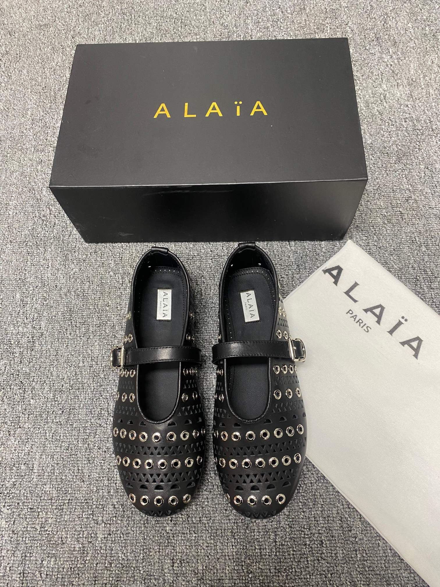 NO:437883,Alaia catwalk flat ballet flat shoes!  Sweet and cool ballet style, a ballet shoes with super popular, romantic, charming, comfortable and versatile. Original custom cowhide Shuihua Diamond fabric, sheepskin inner lining, private molded rubber non-slip sole, size 35-41 (40/41 custom made without return or exchange), ballet shoes, alaia, cowhide, sheepskin19860909Alaia 走秀款平底芭蕾舞平底单鞋！ 甜酷芭蕾风,人气超高的一款芭蕾舞鞋,浪漫又迷人舒适百搭. 原版订制牛皮施华钻 面料, 羊皮内里,私模橡胶防滑大底, 码数35-41（40/41定做不退换）,芭蕾舞鞋,alaia,cowhide,sheepskin,Women's Shoes