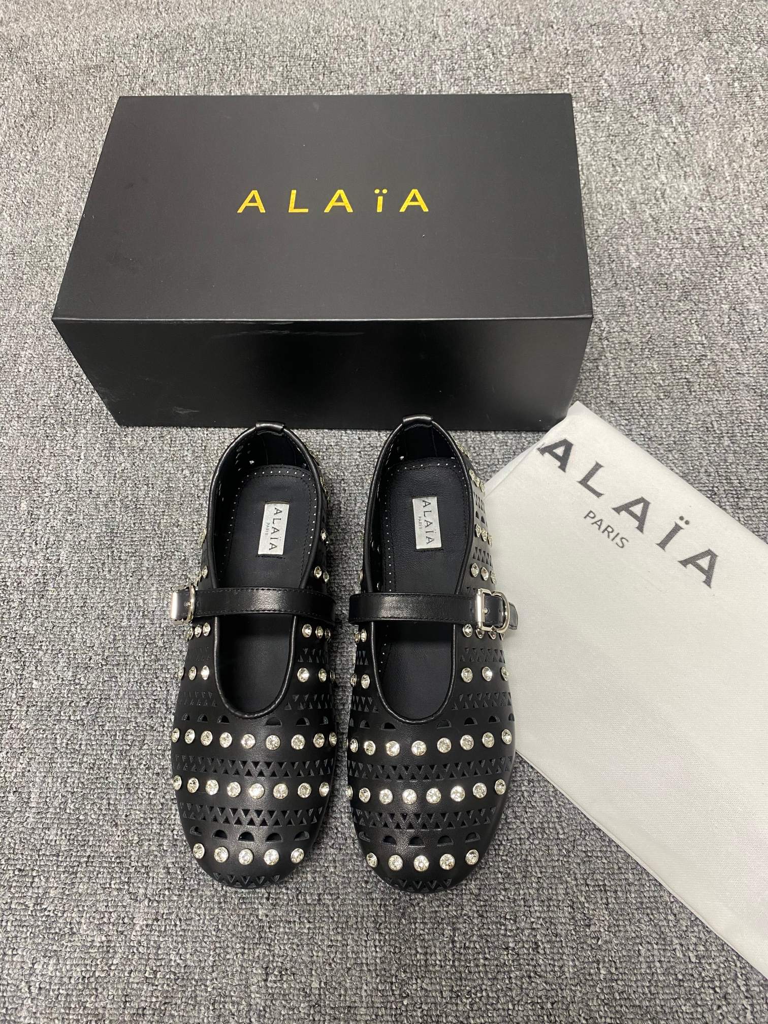 NO:437918,Alaia catwalk flat ballet flat shoes!  Sweet and cool ballet style, a ballet shoes with super popular, romantic, charming, comfortable and versatile. Original custom cowhide Shuihua Diamond fabric, sheepskin inner lining, private molded rubber non-slip sole, size 35-41 (40/41 custom made without return or exchange), ballet shoes, alaia, cowhide, sheepskin19860909Alaia 走秀款平底芭蕾舞平底单鞋！ 甜酷芭蕾风,人气超高的一款芭蕾舞鞋,浪漫又迷人舒适百搭. 原版订制牛皮施华钻 面料, 羊皮内里,私模橡胶防滑大底, 码数35-41（40/41定做不退换）,芭蕾舞鞋,alaia,cowhide,sheepskin,Women's Shoes