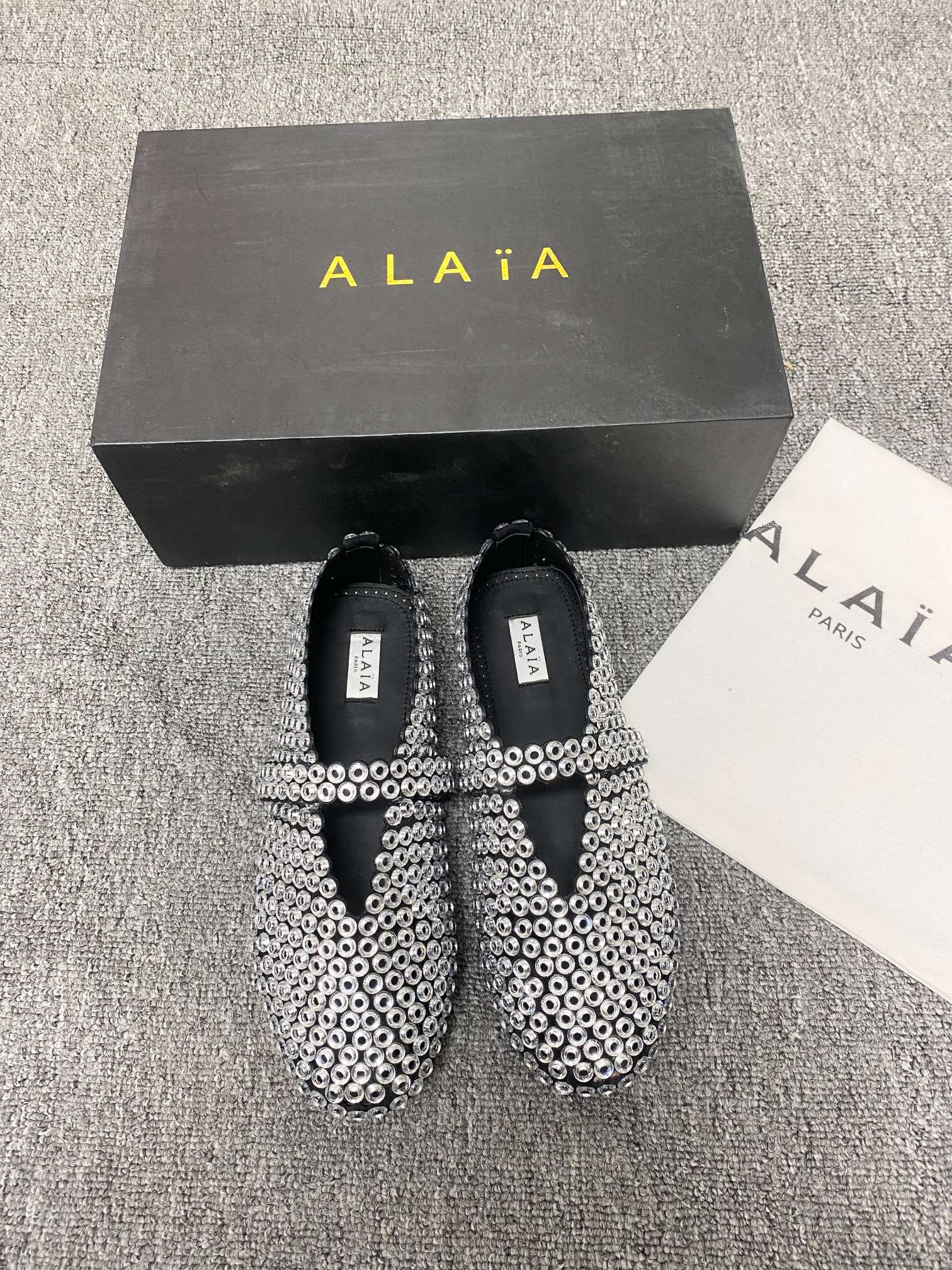 NO:437869,Alaia catwalk flat ballet flat shoes!  Sweet and cool ballet style, a ballet shoes with super popular popularity, romantic, charming, comfortable and versatile. Original custom-made Yangjing leather Shihua Diamond fabric, sheepskin inner lining, private molded rubber non-slip sole, size 35-41 (customized for 40/41 without return or exchange), ballet shoes, alaia, sheepskin, sheep19860909Alaia 走秀款平底芭蕾舞平底单鞋！ 甜酷芭蕾风,人气超高的一款芭蕾舞鞋,浪漫又迷人舒适百搭. 原版订制羊京皮施华钻 面料, 羊皮内里,私模橡胶防滑大底, 码数35-41（40/41定做不退换）,芭蕾舞鞋,alaia,sheepskin,sheep,Women's Shoes