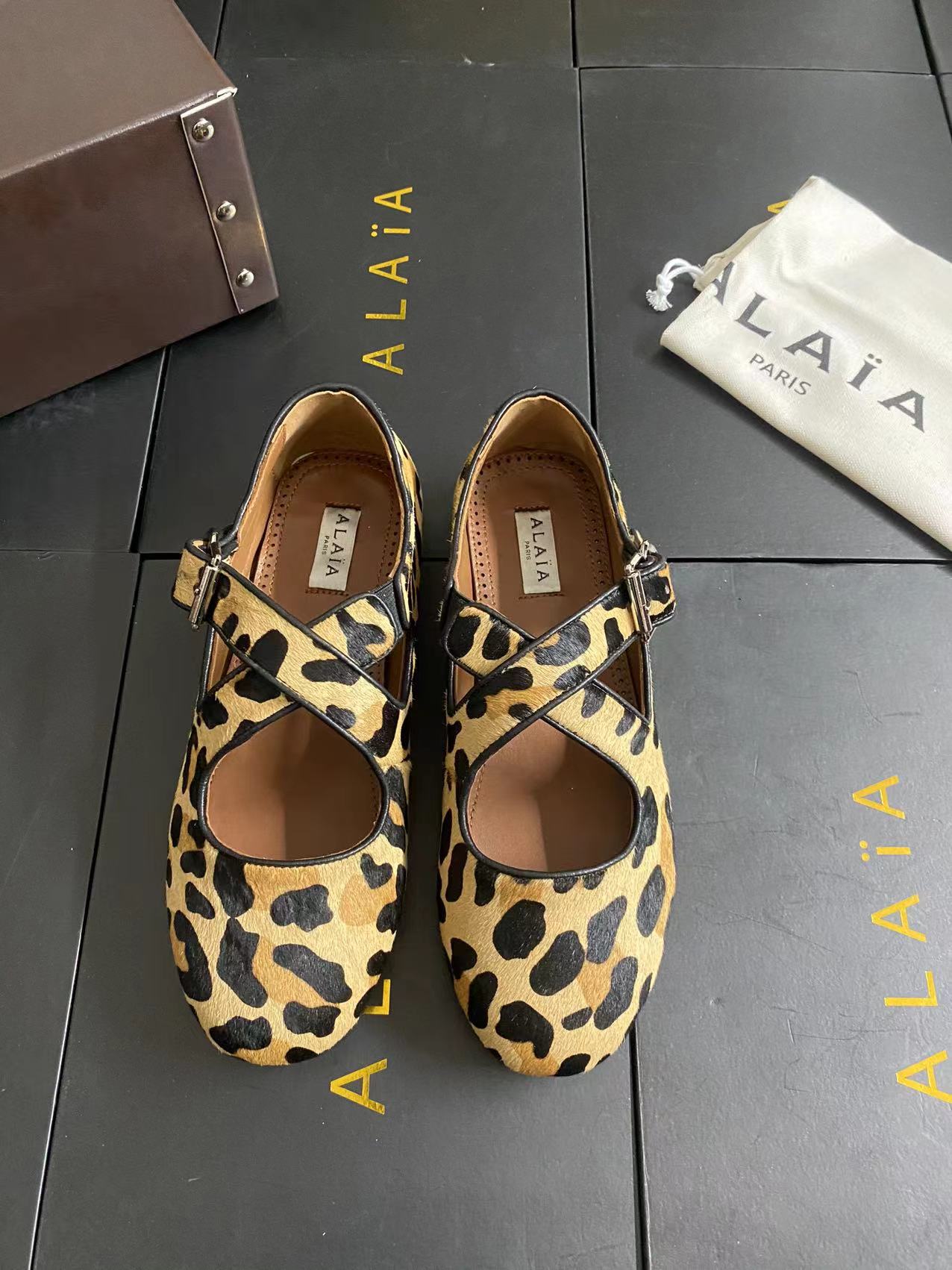 NO:250449,Alaia catwalk flat ballet flat shoes!  Sweet and cool ballet style, a ballet shoes with super popular, romantic, charming, comfortable and versatile. Original custom cowhide Shuihua Diamond fabric, sheepskin inner lining, private molded rubber non-slip sole, size 35-41 (40/41 custom made without return or exchange), ballet shoes, alaia, cowhide, sheepskin19860909Alaia 走秀款平底芭蕾舞平底单鞋！ 甜酷芭蕾风,人气超高的一款芭蕾舞鞋,浪漫又迷人舒适百搭. 原版订制牛皮施华钻 面料, 羊皮内里,私模橡胶防滑大底, 码数35-41（40/41定做不退换）,芭蕾舞鞋,alaia,cowhide,sheepskin,Women's Shoes