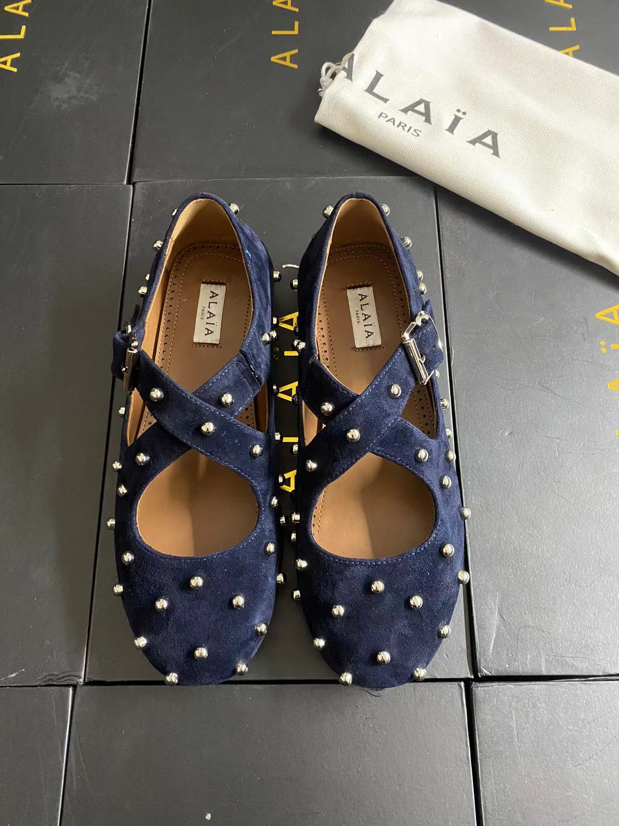 NO:250461,Alaia catwalk flat ballet flat shoes!  Sweet and cool ballet style, a ballet shoes with super popular, romantic, charming, comfortable and versatile. Original custom cowhide Shuihua Diamond fabric, sheepskin inner lining, private molded rubber non-slip sole, size 35-41 (40/41 custom made without return or exchange), ballet shoes, alaia, cowhide, sheepskin19860909Alaia 走秀款平底芭蕾舞平底单鞋！ 甜酷芭蕾风,人气超高的一款芭蕾舞鞋,浪漫又迷人舒适百搭. 原版订制牛皮施华钻 面料, 羊皮内里,私模橡胶防滑大底, 码数35-41（40/41定做不退换）,芭蕾舞鞋,alaia,cowhide,sheepskin,Women's Shoes