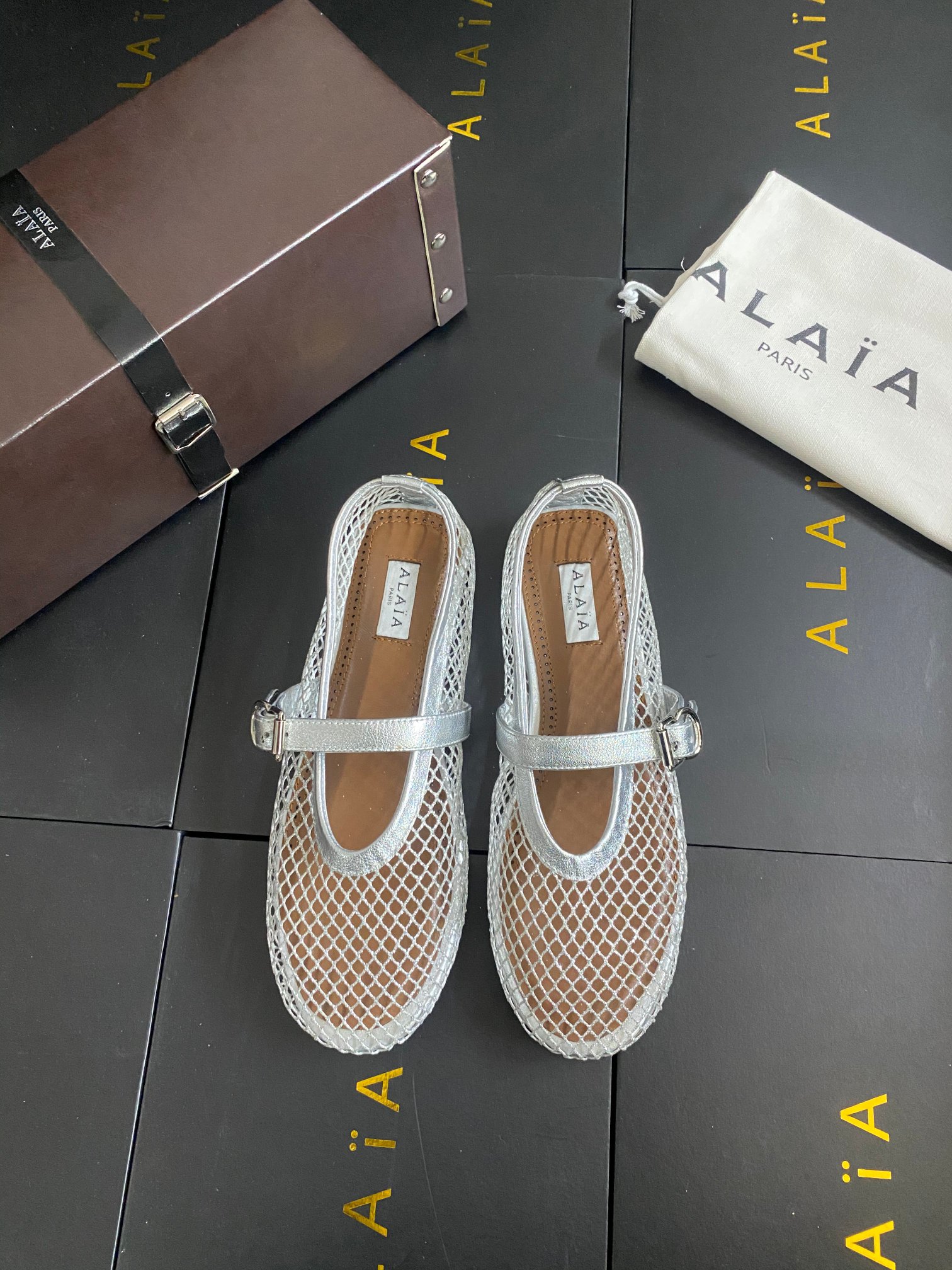 NO:250424,!  !  Mesh style!  !  !  Silver Alaia catwalk flat ballet flat shoes!  Sweet and cool ballet style, a ballet shoes with super popular popularity, romantic, charming, comfortable and versatile. Original custom cowhide Shuihua Diamond fabric, sheepskin inner lining, private molded rubber non-slip sole, size 35-41 (40/41 custom made without return) [Leather buckle packaging], ballet shoes, alaia, cowhide, sheepskin19860909！！网纱款！！！银色 Alaia 走秀款平底芭蕾舞平底单鞋！ 甜酷芭蕾风,人气超高的一款芭蕾舞鞋,浪漫又迷人舒适百搭. 原版订制牛皮施华钻 面料, 羊皮内里,私模橡胶防滑大底, 码数35-41（40/41定做不退换）【皮扣包装】,芭蕾舞鞋,alaia,cowhide,sheepskin,Women's Shoes