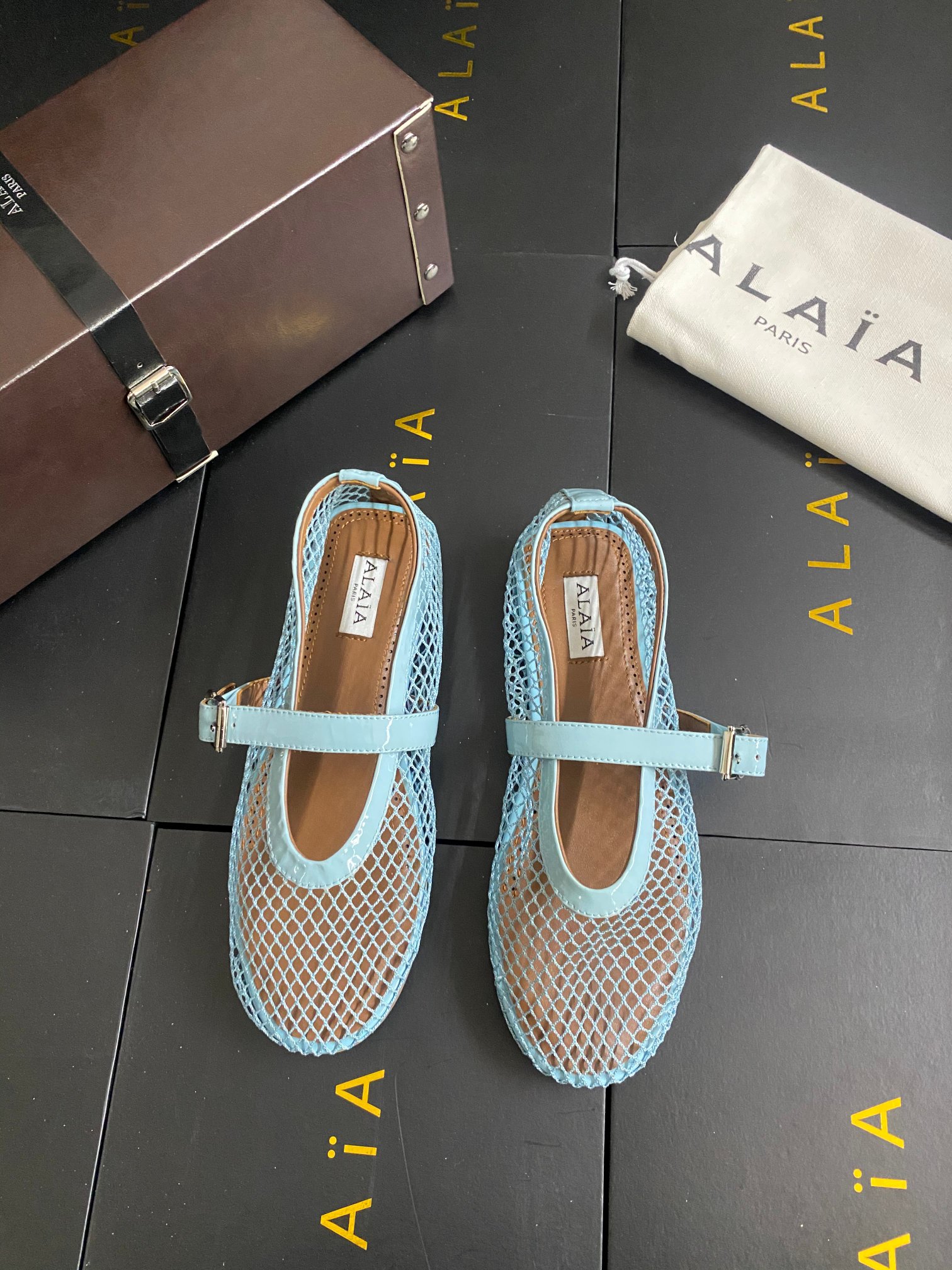 NO:250428,!  !  Mesh style!  !  !  Cyan Alaia catwalk flat ballet flat shoes!  Sweet and cool ballet style, a ballet shoes with super popular popularity, romantic, charming, comfortable and versatile. Original custom cowhide Shuihua Diamond fabric, sheepskin inner lining, private molded rubber non-slip sole, size 35-41 (40/41 custom made without return) [Leather buckle packaging], ballet shoes, alaia, cowhide, sheepskin19860909！！网纱款！！！青色 Alaia 走秀款平底芭蕾舞平底单鞋！ 甜酷芭蕾风,人气超高的一款芭蕾舞鞋,浪漫又迷人舒适百搭. 原版订制牛皮施华钻 面料, 羊皮内里,私模橡胶防滑大底, 码数35-41（40/41定做不退换）【皮扣包装】,芭蕾舞鞋,alaia,cowhide,sheepskin,Women's Shoes