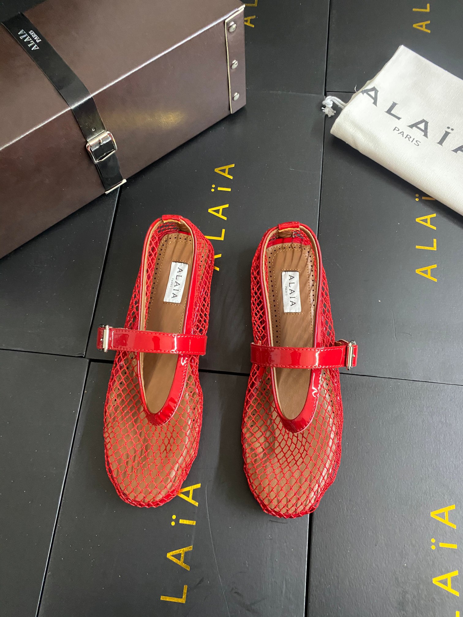 NO:250432,!  !  Mesh style!  !  !  Red Alaia catwalk flat ballet flat shoes!  Sweet and cool ballet style, a ballet shoes with super popular popularity, romantic, charming, comfortable and versatile. Original custom cowhide Shuihua Diamond fabric, sheepskin inner lining, private molded rubber non-slip sole, size 35-41 (40/41 custom made without return) [Leather buckle packaging], ballet shoes, alaia, cowhide, sheepskin19860909！！网纱款！！！红色 Alaia 走秀款平底芭蕾舞平底单鞋！ 甜酷芭蕾风,人气超高的一款芭蕾舞鞋,浪漫又迷人舒适百搭. 原版订制牛皮施华钻 面料, 羊皮内里,私模橡胶防滑大底, 码数35-41（40/41定做不退换）【皮扣包装】,芭蕾舞鞋,alaia,cowhide,sheepskin,Women's Shoes