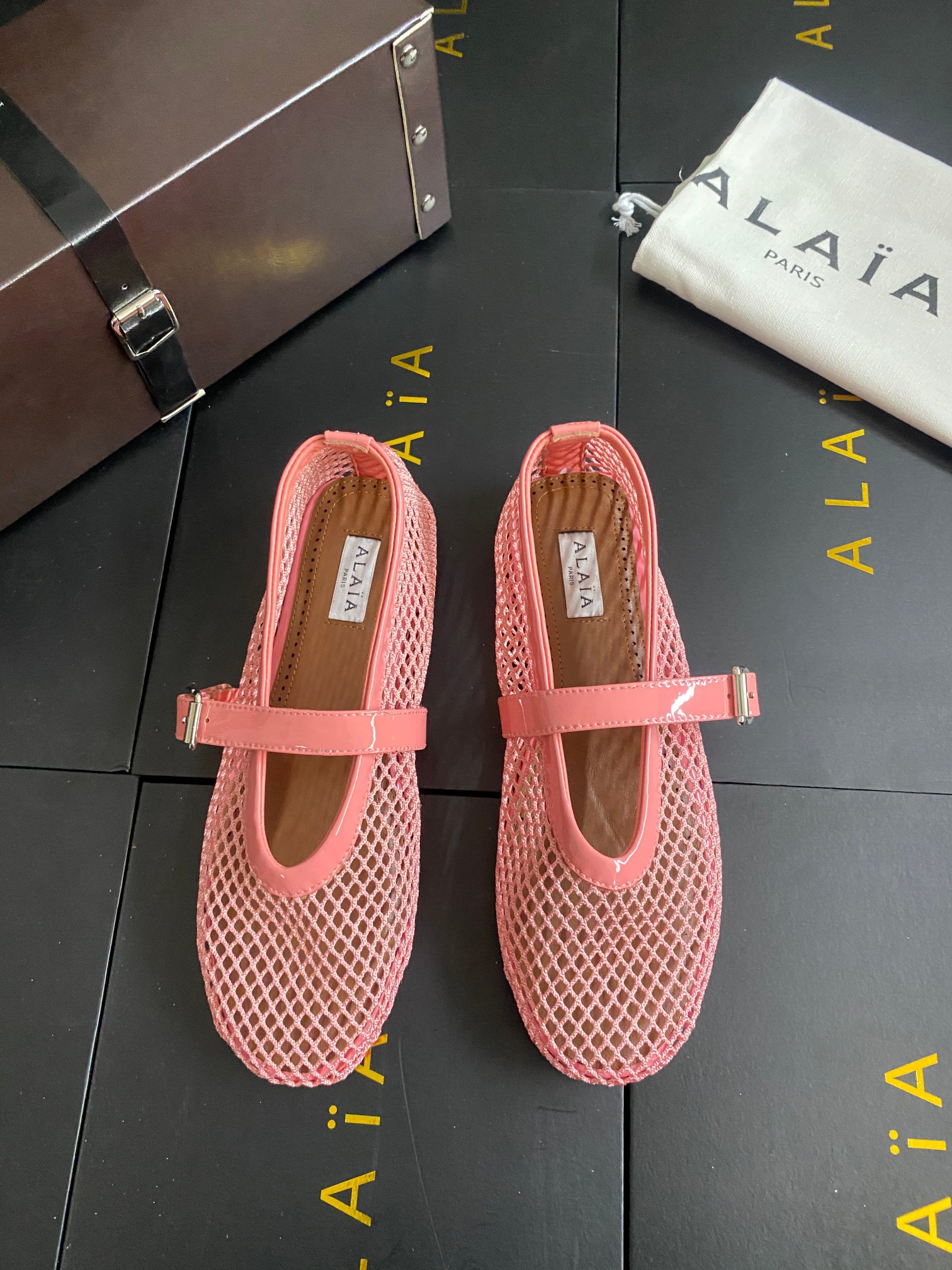 NO:250435,!  !  Mesh style!  !  !  Pink Alaia catwalk flat ballet flat shoes!  Sweet and cool ballet style, a ballet shoes with super popular popularity, romantic, charming, comfortable and versatile. Original custom cowhide Shuihua Diamond fabric, sheepskin inner lining, private molded rubber non-slip sole, size 35-41 (40/41 custom made without return) [Leather buckle packaging], ballet shoes, alaia, cowhide, sheepskin19860909！！网纱款！！！粉色 Alaia 走秀款平底芭蕾舞平底单鞋！ 甜酷芭蕾风,人气超高的一款芭蕾舞鞋,浪漫又迷人舒适百搭. 原版订制牛皮施华钻 面料, 羊皮内里,私模橡胶防滑大底, 码数35-41（40/41定做不退换）【皮扣包装】,芭蕾舞鞋,alaia,cowhide,sheepskin,Women's Shoes