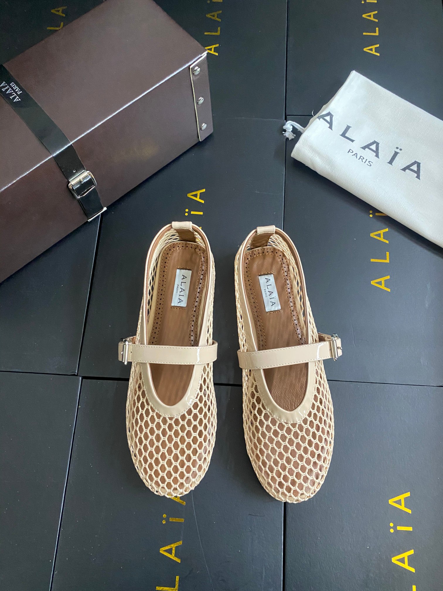 NO:250438,!  !  Mesh style!  !  !  Apricot Alaia catwalk flat ballet flat shoes!  Sweet and cool ballet style, a ballet shoes with super popular popularity, romantic, charming, comfortable and versatile. Original custom cowhide Shuihua Diamond fabric, sheepskin inner lining, private molded rubber non-slip sole, size 35-41 (40/41 custom made without return) [Leather buckle packaging], ballet shoes, alaia, cowhide, sheepskin19860909！！网纱款！！！杏色 Alaia 走秀款平底芭蕾舞平底单鞋！ 甜酷芭蕾风,人气超高的一款芭蕾舞鞋,浪漫又迷人舒适百搭. 原版订制牛皮施华钻 面料, 羊皮内里,私模橡胶防滑大底, 码数35-41（40/41定做不退换）【皮扣包装】,芭蕾舞鞋,alaia,cowhide,sheepskin,Women's Shoes