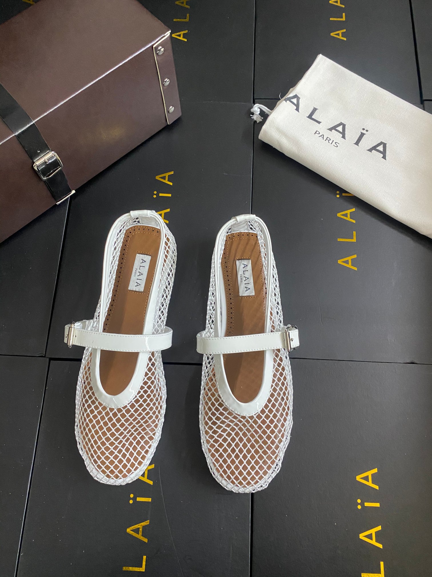 NO:250442,!  !  Mesh style!  !  !  White Alaia catwalk flat ballet flat shoes!  Sweet and cool ballet style, a ballet shoes with super popular popularity, romantic, charming, comfortable and versatile. Original custom cowhide Shuihua Diamond fabric, sheepskin inner lining, private molded rubber non-slip sole, size 35-41 (40/41 custom made without return) [Leather buckle packaging], ballet shoes, alaia, cowhide, sheepskin19860909！！网纱款！！！白色 Alaia 走秀款平底芭蕾舞平底单鞋！ 甜酷芭蕾风,人气超高的一款芭蕾舞鞋,浪漫又迷人舒适百搭. 原版订制牛皮施华钻 面料, 羊皮内里,私模橡胶防滑大底, 码数35-41（40/41定做不退换）【皮扣包装】,芭蕾舞鞋,alaia,cowhide,sheepskin,Women's Shoes