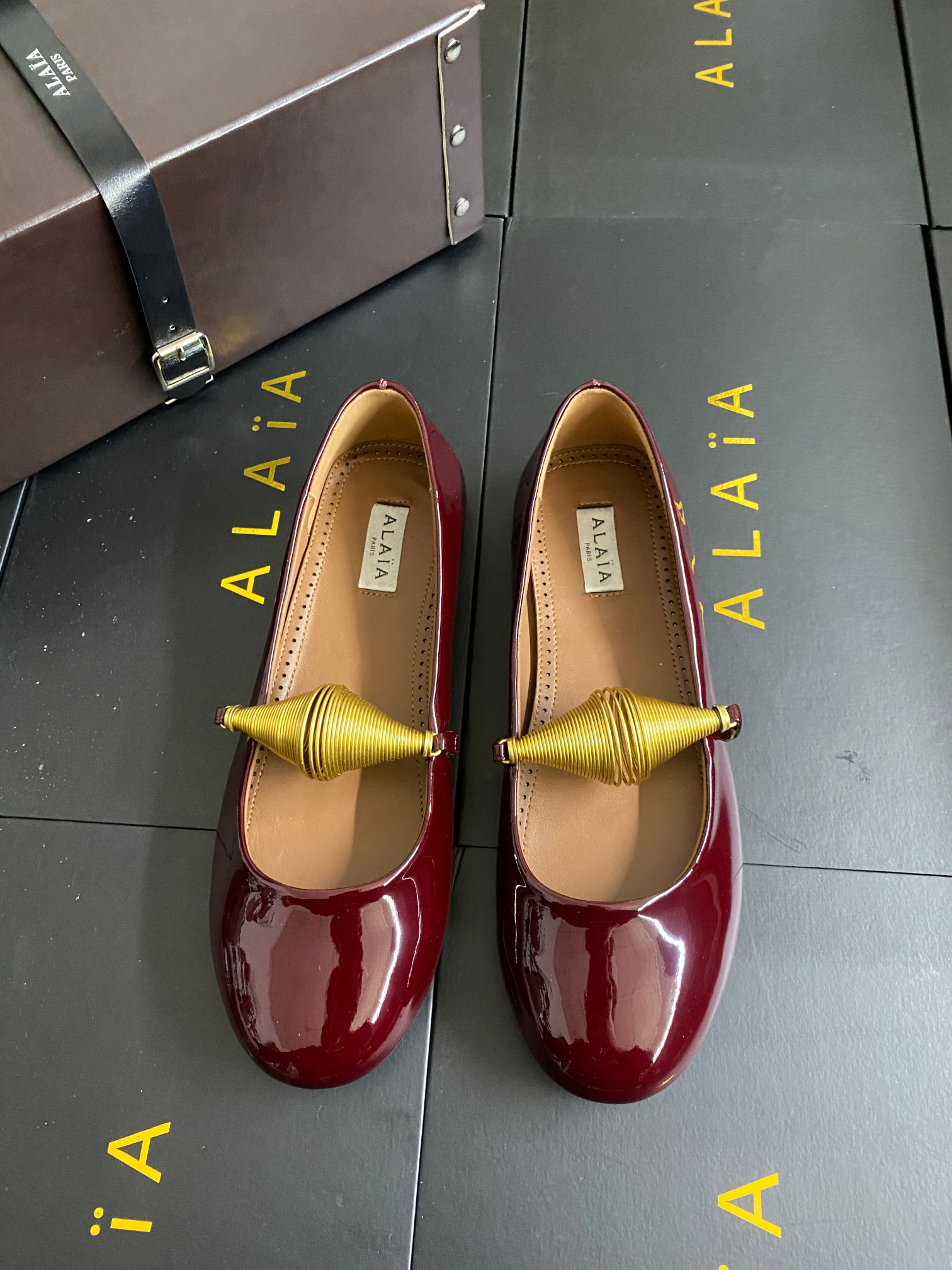 NO:437907,!  Burgundy Alaia catwalk flat ballet flat shoes!  Sweet and cool ballet style, a ballet shoes with super popular, romantic, charming, comfortable and versatile. Original custom cowhide Shuihua Diamond fabric, sheepskin inner lining, private molded rubber non-slip sole, size 35-41 (40/41 custom made without return or exchange), ballet shoes, alaia, cowhide, sheepskin19860909！酒红色 Alaia 走秀款平底芭蕾舞平底单鞋！ 甜酷芭蕾风,人气超高的一款芭蕾舞鞋,浪漫又迷人舒适百搭. 原版订制牛皮施华钻 面料, 羊皮内里,私模橡胶防滑大底, 码数35-41（40/41定做不退换）,芭蕾舞鞋,alaia,cowhide,sheepskin,Women's Shoes