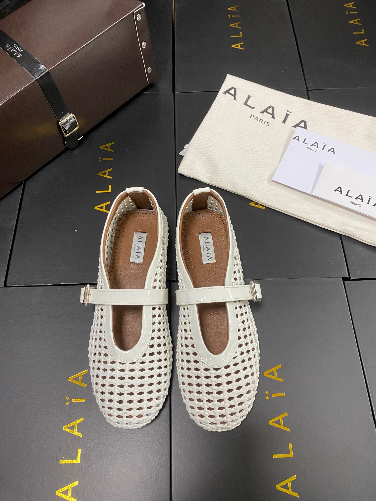 NO:383404,White leather Alaia catwalk flat ballet flat shoes!  Sweet and cool ballet style, a popular ballet shoes, romantic, charming, comfortable and versatile original custom cowhide Shuihua Diamond fabric, sheepskin inner lining, private mold rubber non-slip sole, size 35-41 (40/41 custom made without return or exchange), ballet shoes, alaia, cowhide, sheepskin19860909白色 皮款 Alaia 走秀款平底芭蕾舞平底单鞋！ 甜酷芭蕾风,人气超高的一款芭蕾舞鞋,浪漫又迷人舒适百搭 原版订制牛皮施华钻 面料, 羊皮内里,私模橡胶防滑大底, 码数35-41（40/41定做不退换）,芭蕾舞鞋,alaia,cowhide,sheepskin,Women's Shoes