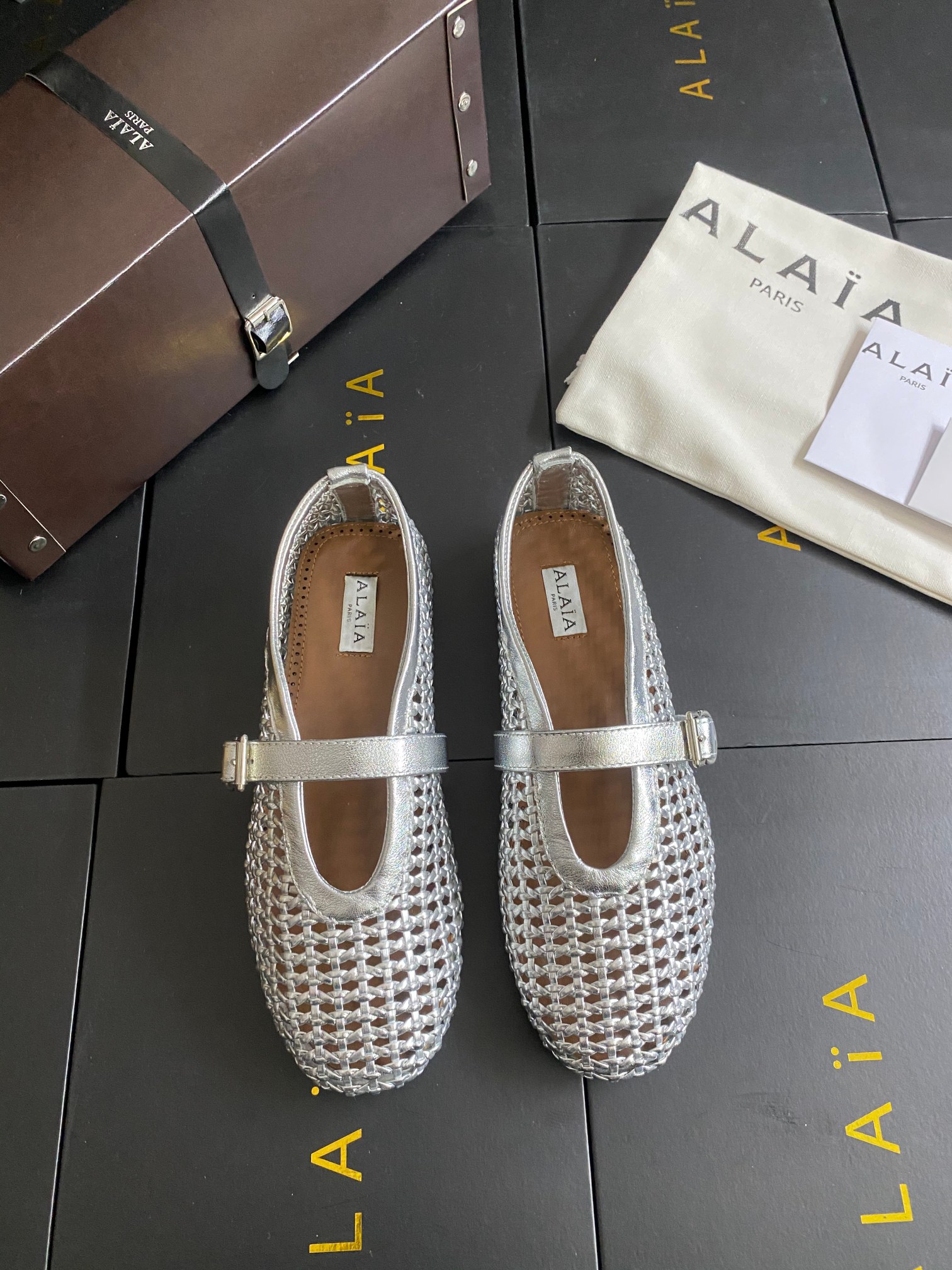 NO:383385,Silver Leather Alaia catwalk flat ballet flat shoes!  Sweet and cool ballet style, a popular ballet shoes, romantic, charming, comfortable and versatile original custom cowhide Shuihua Diamond fabric, sheepskin inner lining, private mold rubber non-slip sole, size 35-41 (40/41 custom made without return or exchange), ballet shoes, alaia, cowhide, sheepskin19860909银色 皮款 Alaia 走秀款平底芭蕾舞平底单鞋！ 甜酷芭蕾风,人气超高的一款芭蕾舞鞋,浪漫又迷人舒适百搭 原版订制牛皮施华钻 面料, 羊皮内里,私模橡胶防滑大底, 码数35-41（40/41定做不退换）,芭蕾舞鞋,alaia,cowhide,sheepskin,Women's Shoes