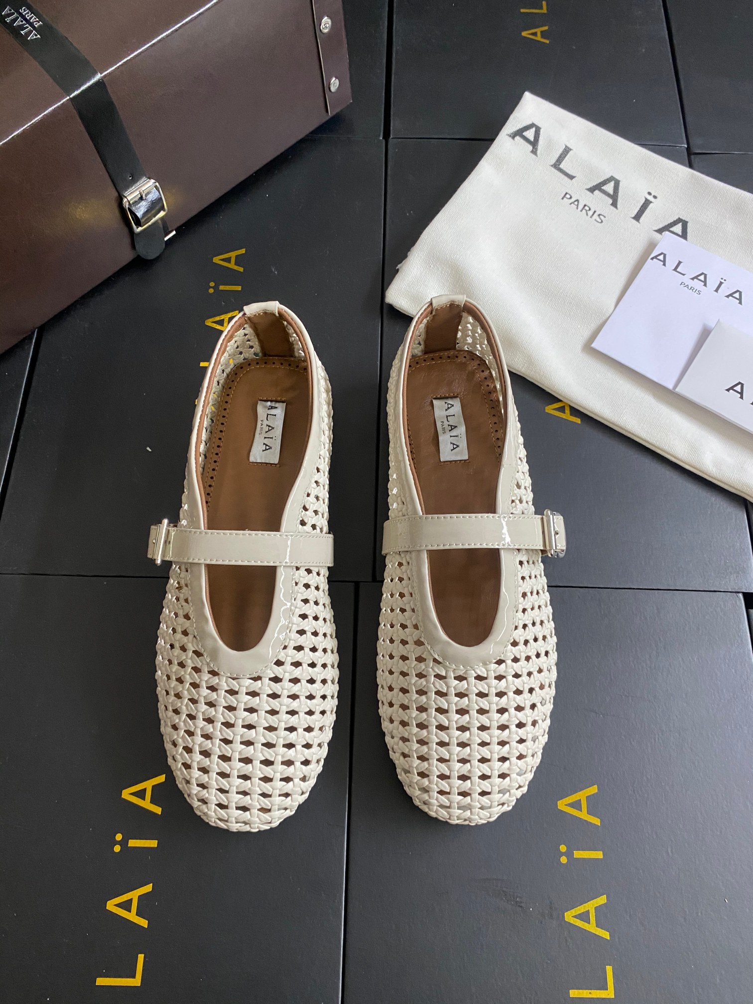 NO:383397,Off-white leather Alaia catwalk flat ballet flat shoes!  Sweet and cool ballet style, a popular ballet shoes, romantic, charming, comfortable and versatile original custom cowhide Shuihua Diamond fabric, sheepskin inner lining, private mold rubber non-slip sole, size 35-41 (40/41 custom made without return or exchange), ballet shoes, alaia, cowhide, sheepskin19860909米白色 皮款 Alaia 走秀款平底芭蕾舞平底单鞋！ 甜酷芭蕾风,人气超高的一款芭蕾舞鞋,浪漫又迷人舒适百搭 原版订制牛皮施华钻 面料, 羊皮内里,私模橡胶防滑大底, 码数35-41（40/41定做不退换）,芭蕾舞鞋,alaia,cowhide,sheepskin,Women's Shoes
