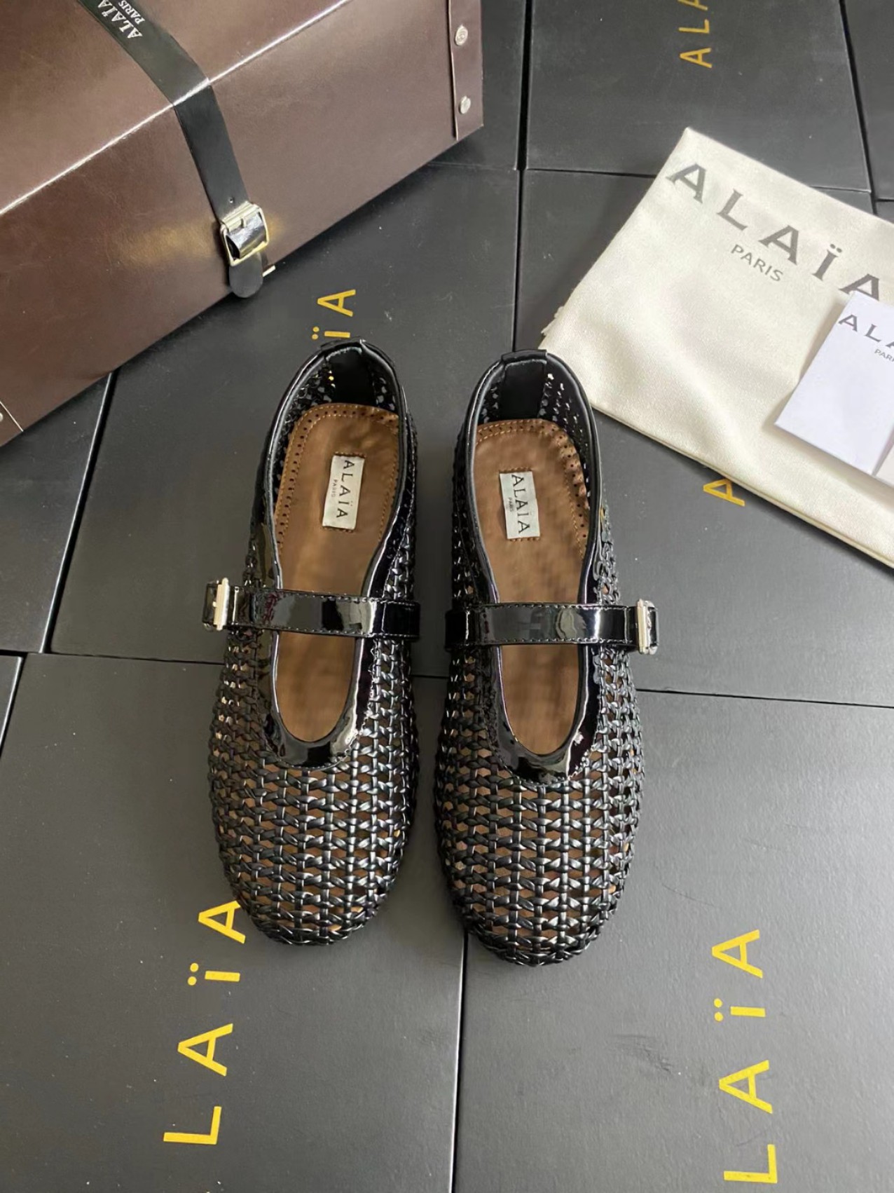 NO:437889,Black leather Alaia catwalk flat ballet flat shoes!  Sweet and cool ballet style, a ballet shoes with super popular, romantic, charming, comfortable and versatile. Original custom cowhide Shuihua Diamond fabric, sheepskin inner lining, private molded rubber non-slip sole, size 35-41 (40/41 custom made without return or exchange), ballet shoes, alaia, cowhide, sheepskin19860909黑色 皮款 Alaia 走秀款平底芭蕾舞平底单鞋！ 甜酷芭蕾风,人气超高的一款芭蕾舞鞋,浪漫又迷人舒适百搭. 原版订制牛皮施华钻 面料, 羊皮内里,私模橡胶防滑大底, 码数35-41（40/41定做不退换）,芭蕾舞鞋,alaia,cowhide,sheepskin,Women's Shoes