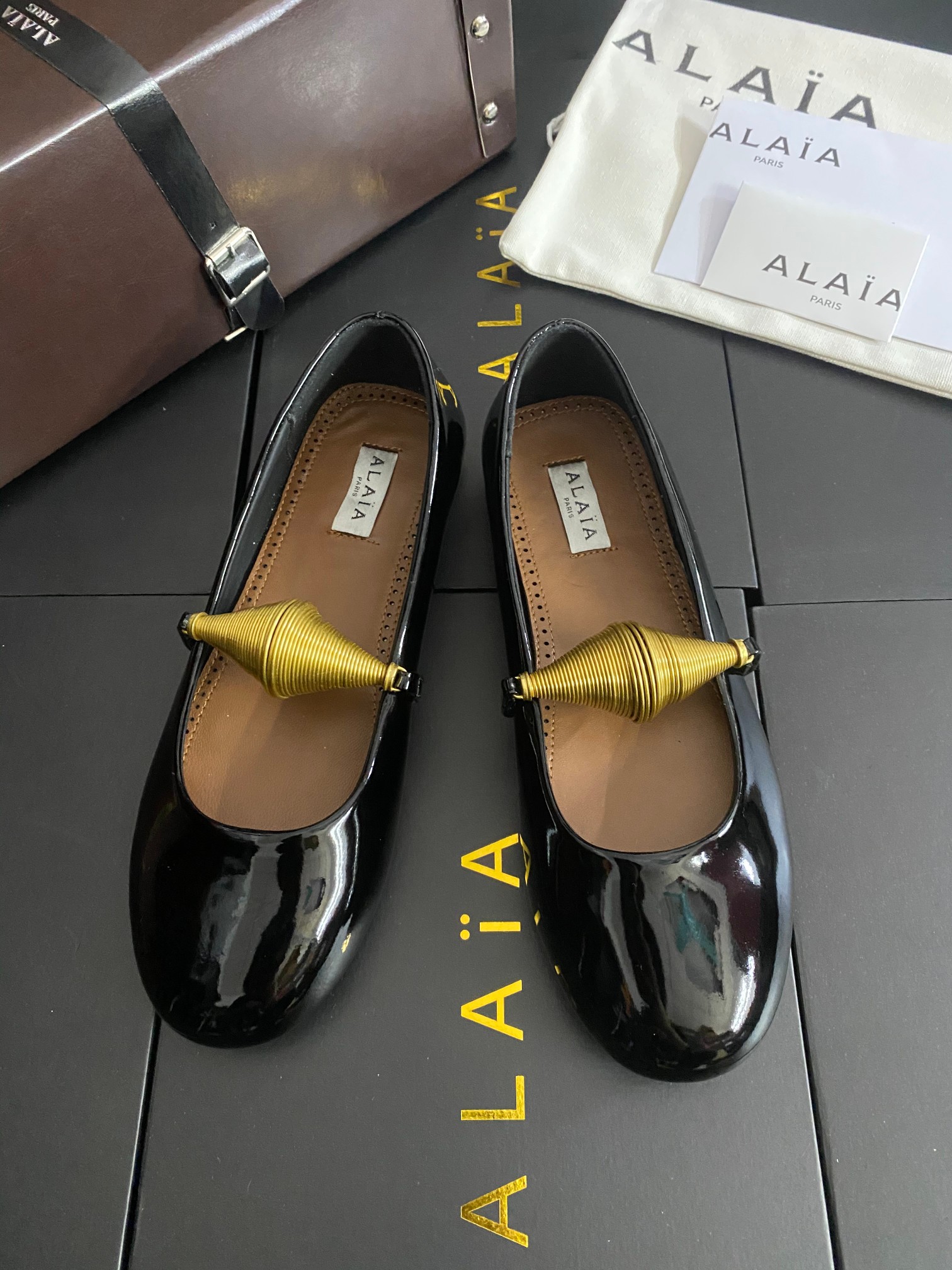 NO:437913,!  Black Alaia catwalk flat ballet flat shoes!  Sweet and cool ballet style, a ballet shoes with super popular, romantic, charming, comfortable and versatile. Original custom cowhide Shuihua Diamond fabric, sheepskin inner lining, private molded rubber non-slip sole, size 35-41 (40/41 custom made without return or exchange), ballet shoes, alaia, cowhide, sheepskin19860909！黑色 Alaia 走秀款平底芭蕾舞平底单鞋！ 甜酷芭蕾风,人气超高的一款芭蕾舞鞋,浪漫又迷人舒适百搭. 原版订制牛皮施华钻 面料, 羊皮内里,私模橡胶防滑大底, 码数35-41（40/41定做不退换）,芭蕾舞鞋,alaia,cowhide,sheepskin,Women's Shoes