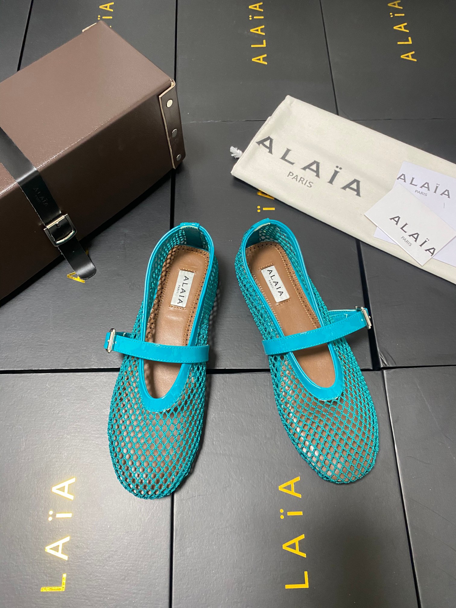 NO:392583,Mesh style!  !  !  Cyan Alaia catwalk flat ballet flat shoes!  Sweet and cool ballet style, a ballet shoes with super popular, romantic, charming, comfortable and versatile original custom cowhide Shuihua Diamond fabric, sheepskin inner lining, private molded rubber non-slip sole, size 35-41 (40/41 custom made without return or exchange), single shoes, alaia, cowhide, sheepskin19860909网纱款！！！青色 Alaia 走秀款平底芭蕾舞平底单鞋！ 甜酷芭蕾风,人气超高的一款芭蕾舞鞋,浪漫又迷人舒适百搭 原版订制牛皮施华钻 面料, 羊皮内里,私模橡胶防滑大底, 码数35-41（40/41定做不退换）,单鞋,alaia,cowhide,sheepskin,Women's Shoes