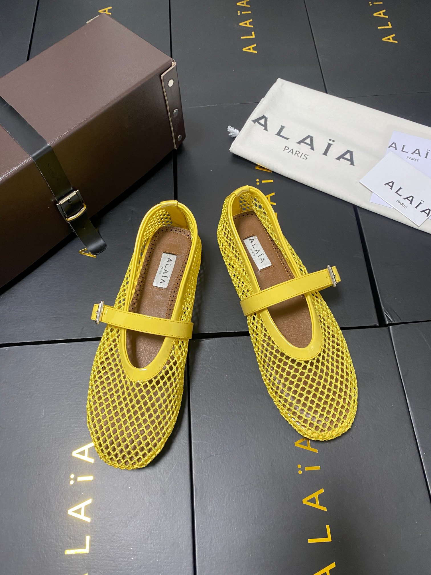 NO:392587,Mesh style!  !  !  Lemon Yellow Alaia catwalk flat ballet flat shoes!  Sweet and cool ballet style, a ballet shoes with super popular, romantic, charming, comfortable and versatile original custom cowhide Shuihua Diamond fabric, sheepskin inner lining, private molded rubber non-slip sole, size 35-41 (40/41 custom made without return or exchange), single shoes, alaia, cowhide, sheepskin19860909网纱款！！！柠檬黄 Alaia 走秀款平底芭蕾舞平底单鞋！ 甜酷芭蕾风,人气超高的一款芭蕾舞鞋,浪漫又迷人舒适百搭 原版订制牛皮施华钻 面料, 羊皮内里,私模橡胶防滑大底, 码数35-41（40/41定做不退换）,单鞋,alaia,cowhide,sheepskin,Women's Shoes
