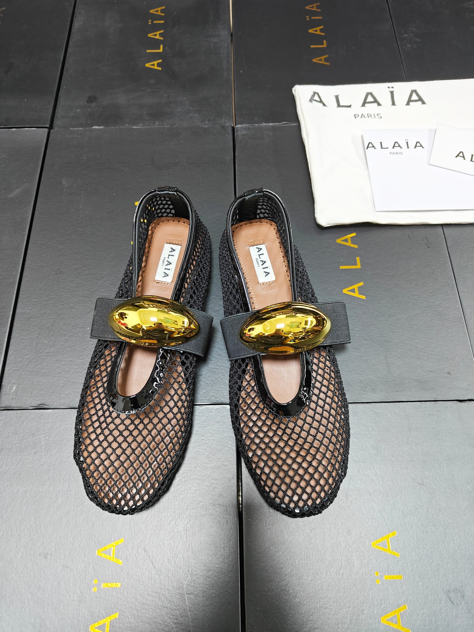NO:437904,!  !  Mesh style!  !  !  Cyan Alaia catwalk flat ballet flat shoes!  Sweet and cool ballet style, a ballet shoes with super popular popularity, romantic, charming, comfortable and versatile. Original custom cowhide Shuihua Diamond fabric, sheepskin inner lining, private molded rubber non-slip sole, size 35-42 (40/41 42 custom made without return or exchange), ballet shoes, alaia, cowhide, sheepskin19860909！！网纱款！！！青色 Alaia 走秀款平底芭蕾舞平底单鞋！ 甜酷芭蕾风,人气超高的一款芭蕾舞鞋,浪漫又迷人舒适百搭. 原版订制牛皮施华钻 面料, 羊皮内里,私模橡胶防滑大底, 码数35-42（40/41 42定做不退换）,芭蕾舞鞋,alaia,cowhide,sheepskin,Women's Shoes