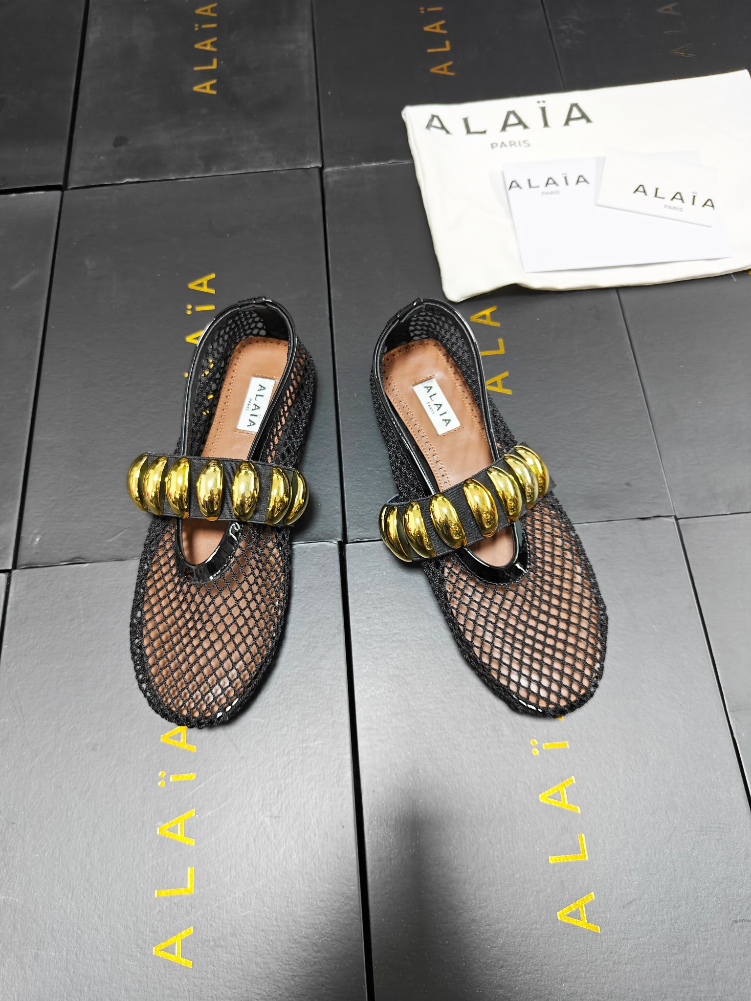 NO:437910,!  !  Mesh style!  !  !  Cyan Alaia catwalk flat ballet flat shoes!  Sweet and cool ballet style, a ballet shoes with super popular popularity, romantic, charming, comfortable and versatile. Original custom cowhide Shuihua Diamond fabric, sheepskin inner lining, private molded rubber non-slip sole, size 35-42 (40/42 custom made without return or exchange), ballet shoes, alaia, cowhide, sheepskin19860909！！网纱款！！！青色 Alaia 走秀款平底芭蕾舞平底单鞋！ 甜酷芭蕾风,人气超高的一款芭蕾舞鞋,浪漫又迷人舒适百搭. 原版订制牛皮施华钻 面料, 羊皮内里,私模橡胶防滑大底, 码数35-42（40/42定做不退换）,芭蕾舞鞋,alaia,cowhide,sheepskin,Women's Shoes