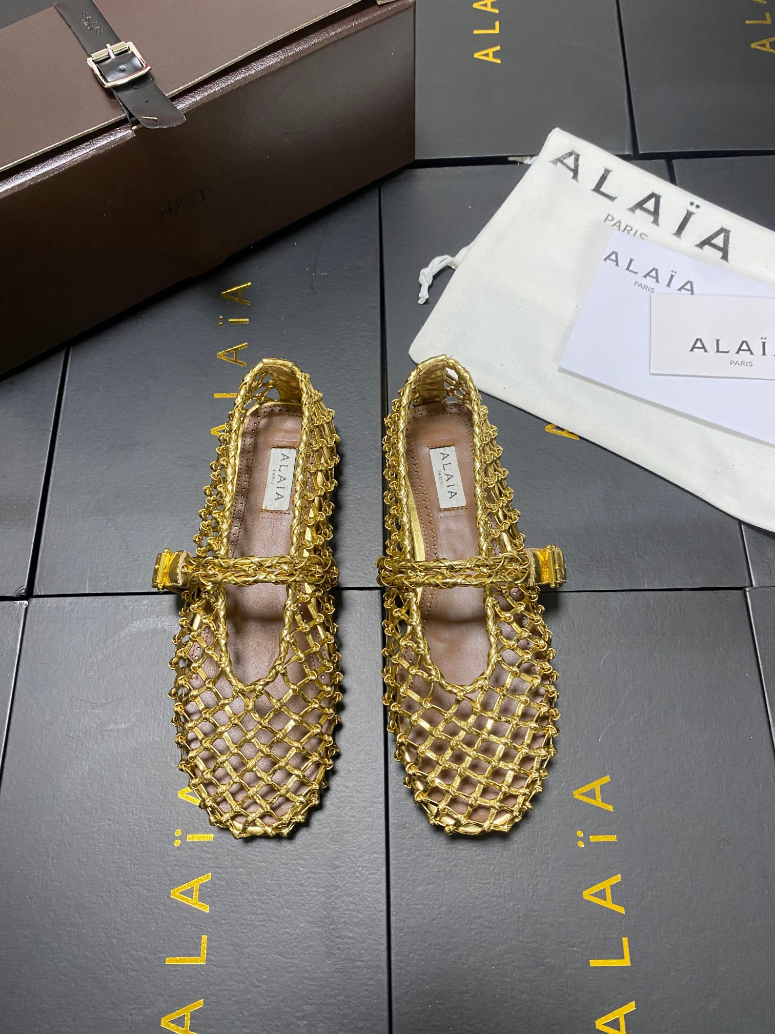 NO:437915,!  !  Weaving!  !  !  Alaia catwalk flat ballet flat shoes!  Sweet and cool ballet style, a ballet shoes with super popular popularity, romantic, charming, comfortable and versatile. Original custom cowhide Shuihua Diamond fabric, sheepskin inner lining, private molded rubber non-slip sole, size 35-42 (40/42 custom made without return or exchange), ballet shoes, alaia, cowhide, sheepskin19860909！！编织款款！！！ Alaia 走秀款平底芭蕾舞平底单鞋！ 甜酷芭蕾风,人气超高的一款芭蕾舞鞋,浪漫又迷人舒适百搭. 原版订制牛皮施华钻 面料, 羊皮内里,私模橡胶防滑大底, 码数35-42（40/42定做不退换）,芭蕾舞鞋,alaia,cowhide,sheepskin,Women's Shoes