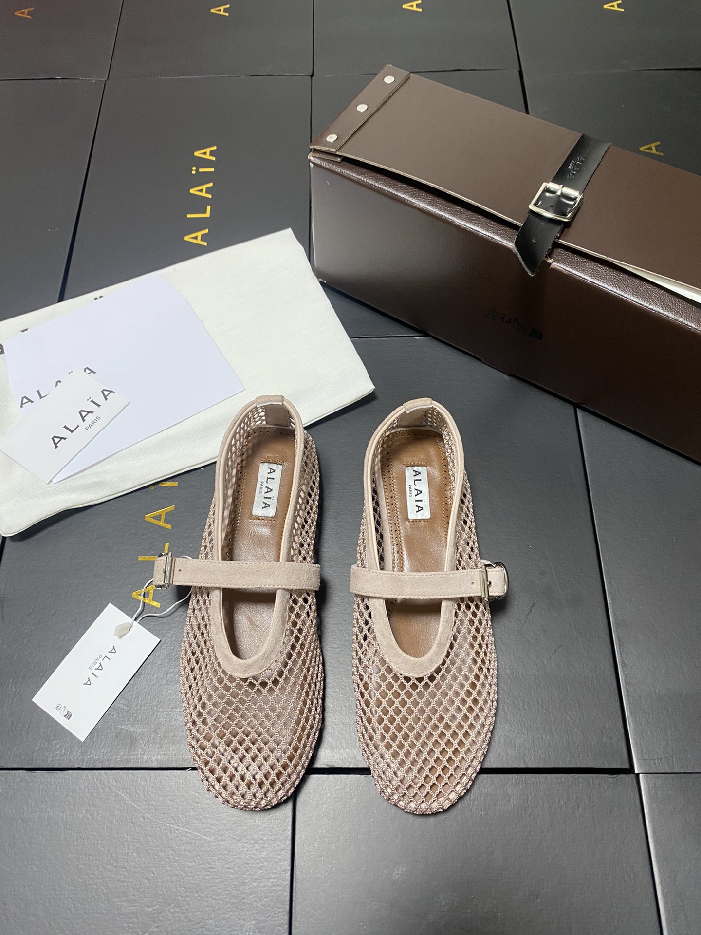 NO:407925,Mesh style!  !  !  Yangjing Alaia catwalk flat ballet flat shoes!  Sweet and cool ballet style, a popular ballet shoes, romantic, charming, comfortable and versatile original custom cowhide Shuihua Diamond fabric, sheepskin inner lining, private mold rubber non-slip sole, size 35-41 (40/41 42 custom made without return), ballet shoes, alaia, cowhide, sheepskin, sheep19860909网纱款！！！羊京杏色 Alaia 走秀款平底芭蕾舞平底单鞋！ 甜酷芭蕾风,人气超高的一款芭蕾舞鞋,浪漫又迷人舒适百搭 原版订制牛皮施华钻 面料, 羊皮内里,私模橡胶防滑大底, 码数35-41（40/41 42定做不退换）,芭蕾舞鞋,alaia,cowhide,sheepskin,sheep,Women's Shoes