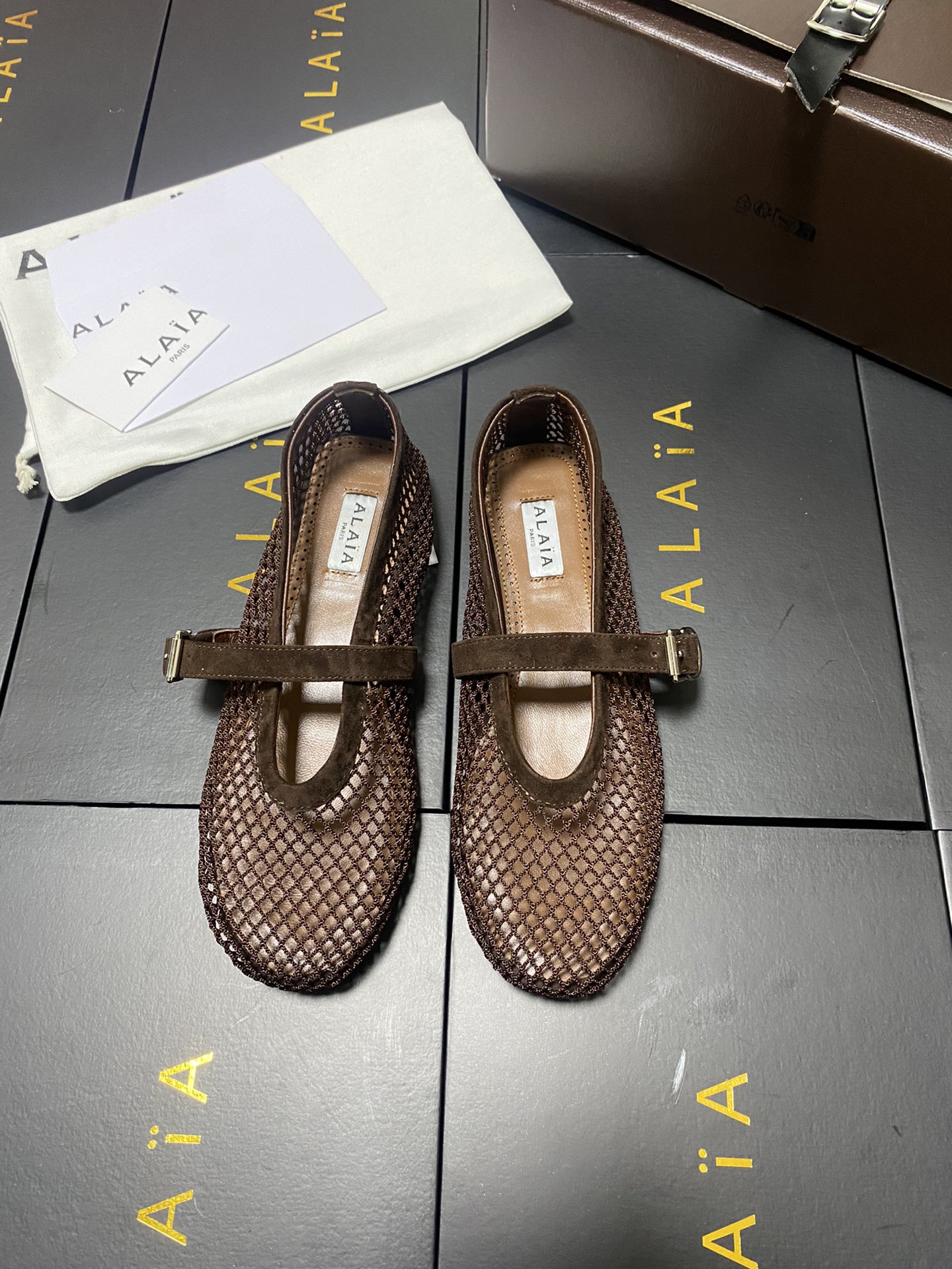 NO:407927,Mesh style!  !  !  Yangjing brown Alaia catwalk flat ballet flat shoes!  Sweet and cool ballet style, a ballet shoes with super popular popularity, romantic, charming, comfortable and versatile original custom cowhide Shuihua Diamond fabric, sheepskin inner lining, private molded rubber non-slip sole, size 35-41 (40/4142 custom made without return or exchange), ballet shoes, alaia, cowhide, sheepskin, sheep19860909网纱款！！！羊京 咖啡色 Alaia 走秀款平底芭蕾舞平底单鞋！ 甜酷芭蕾风,人气超高的一款芭蕾舞鞋,浪漫又迷人舒适百搭 原版订制牛皮施华钻 面料, 羊皮内里,私模橡胶防滑大底, 码数35-41（40/4142定做不退换）,芭蕾舞鞋,alaia,cowhide,sheepskin,sheep,Women's Shoes