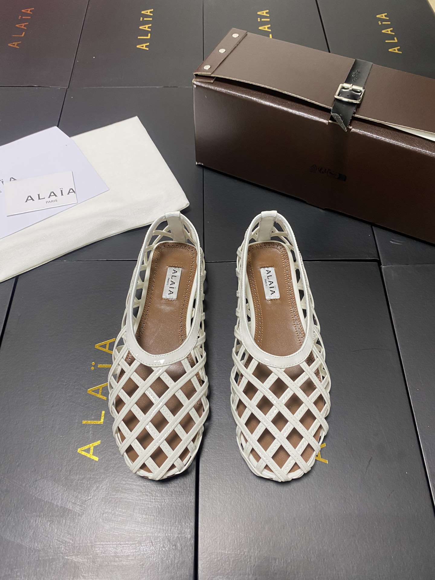 NO:407931,Mesh style!  !  !  White Alaia catwalk flat ballet flat shoes!  Sweet and cool ballet style, a popular ballet shoes, romantic, charming, comfortable and versatile original custom cowhide diamond fabric, sheepskin inner lining, private mold rubber non-slip sole, size 35-41 (40/41 42 customized non-return and exchange), ballet shoes, alaia, cowhide, sheepskin19860909网纱款！！！白色 Alaia 走秀款平底芭蕾舞平底单鞋！ 甜酷芭蕾风,人气超高的一款芭蕾舞鞋,浪漫又迷人舒适百搭 原版订制牛皮钻面料, 羊皮内里,私模橡胶防滑大底, 码数35-41（40/41 42定做不退换）,芭蕾舞鞋,alaia,cowhide,sheepskin,Women's Shoes