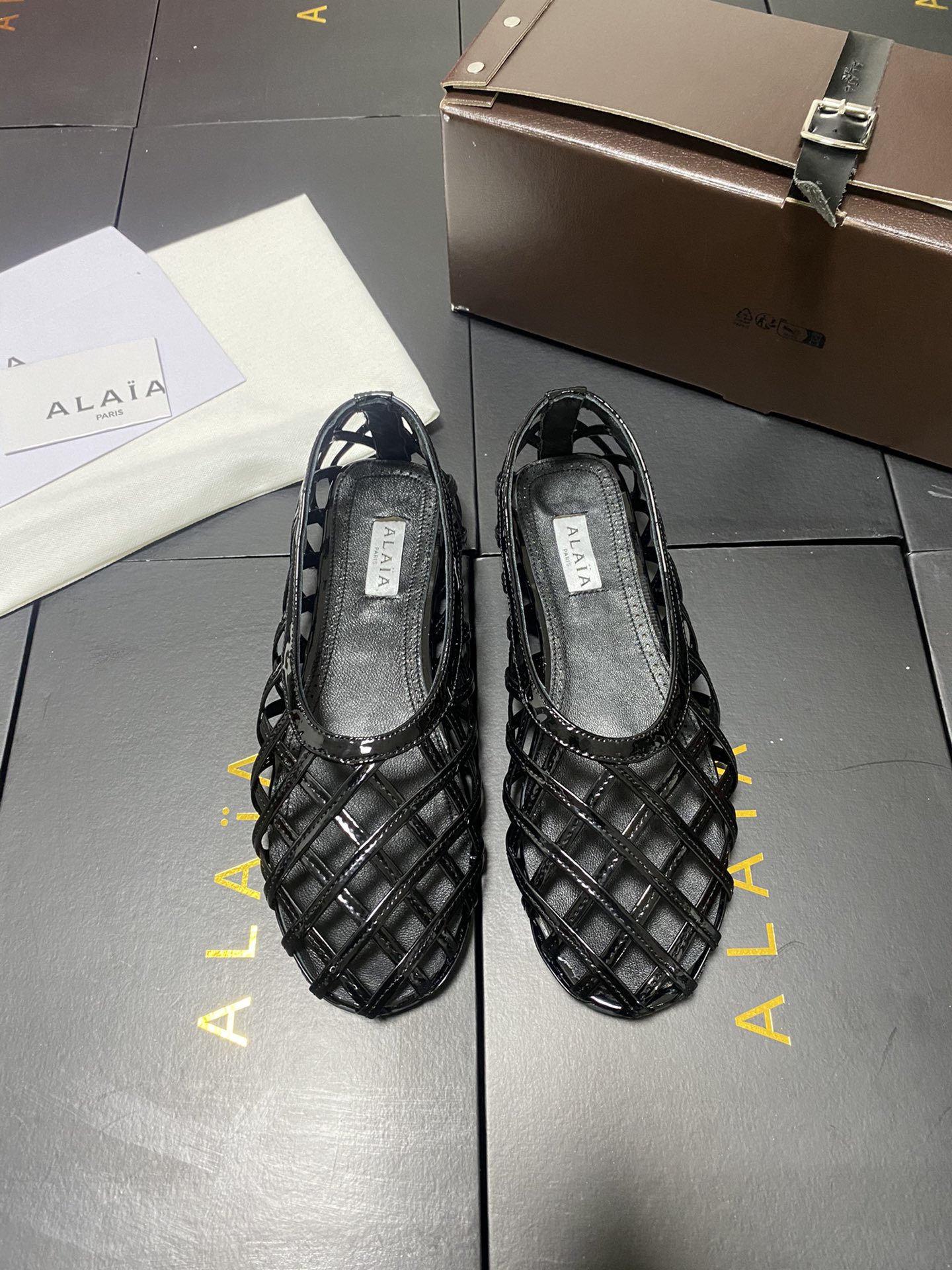 NO:407932,Draw terms!  !  !  Black Alaia catwalk flat ballet flat shoes!  Sweet and cool ballet style, a popular ballet shoes, romantic, charming, comfortable and versatile original custom cowhide fabric, sheepskin inner lining, private mold rubber non-slip sole, size 35-41 (40/41 42 custom made without return), ballet shoes, alaia, cowhide, sheepskin19860909抽条款！！！黑色 Alaia 走秀款平底芭蕾舞平底单鞋！ 甜酷芭蕾风,人气超高的一款芭蕾舞鞋,浪漫又迷人舒适百搭 原版订制牛皮面料, 羊皮内里,私模橡胶防滑大底, 码数35-41（40/41 42定做不退换）,芭蕾舞鞋,alaia,cowhide,sheepskin,Women's Shoes