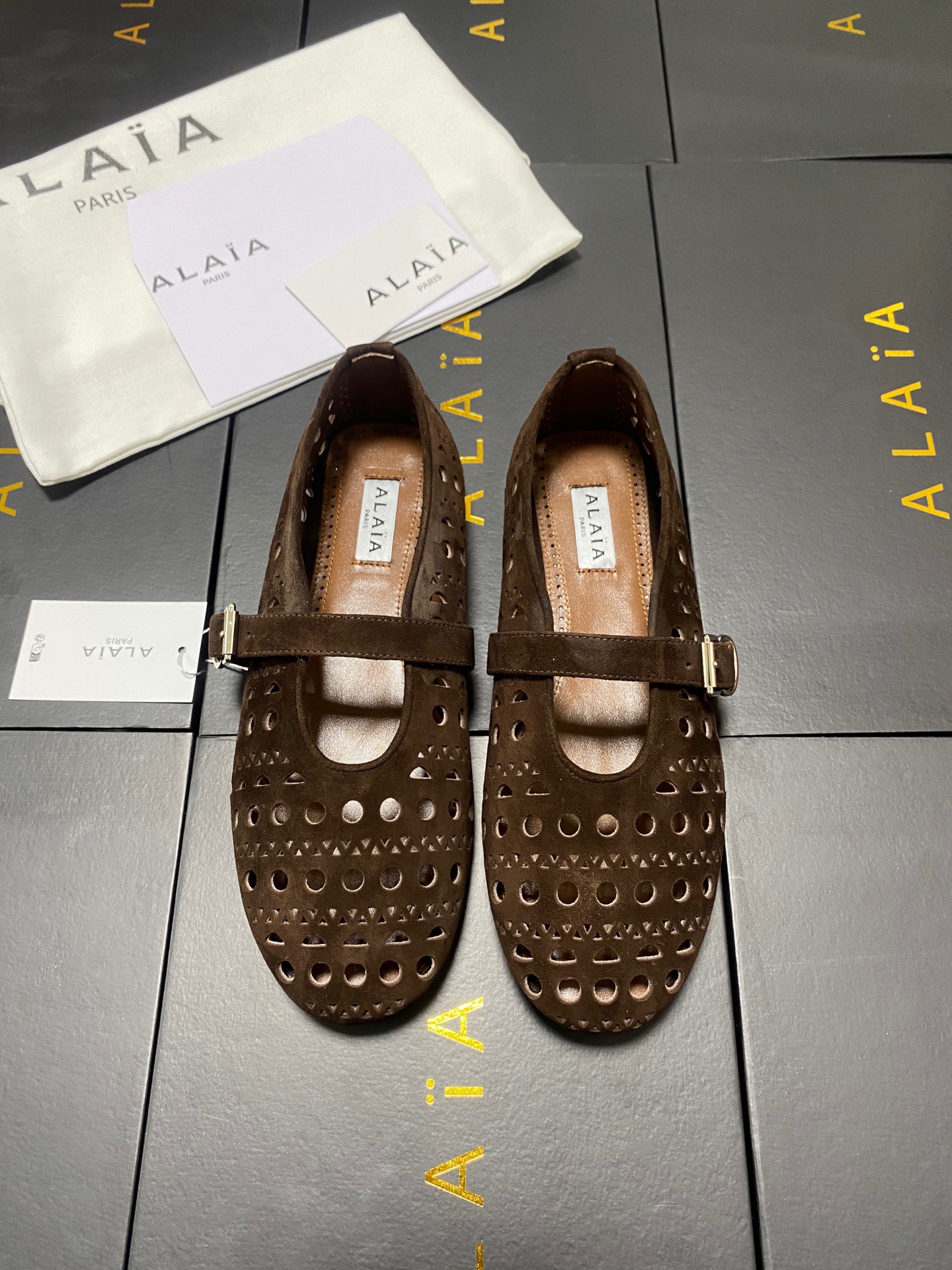 NO:437916,Alaia catwalk flat ballet flat shoes!  Sweet and cool ballet style, a ballet shoes with super popular, romantic, charming, comfortable and versatile. Fabric Yangjing, brown sheepskin inner lining, private molded rubber non-slip sole, size 35-42 (40/41 42 custom made without return), ballet shoes, alaia, sheepskin, sheep19860909Alaia 走秀款平底芭蕾舞平底单鞋！ 甜酷芭蕾风,人气超高的一款芭蕾舞鞋,浪漫又迷人舒适百搭. 面料 羊京 咖啡色 羊皮内里,私模橡胶防滑大底, 码数35-42（40/41 42定做不退换）,芭蕾舞鞋,alaia,sheepskin,sheep,Women's Shoes