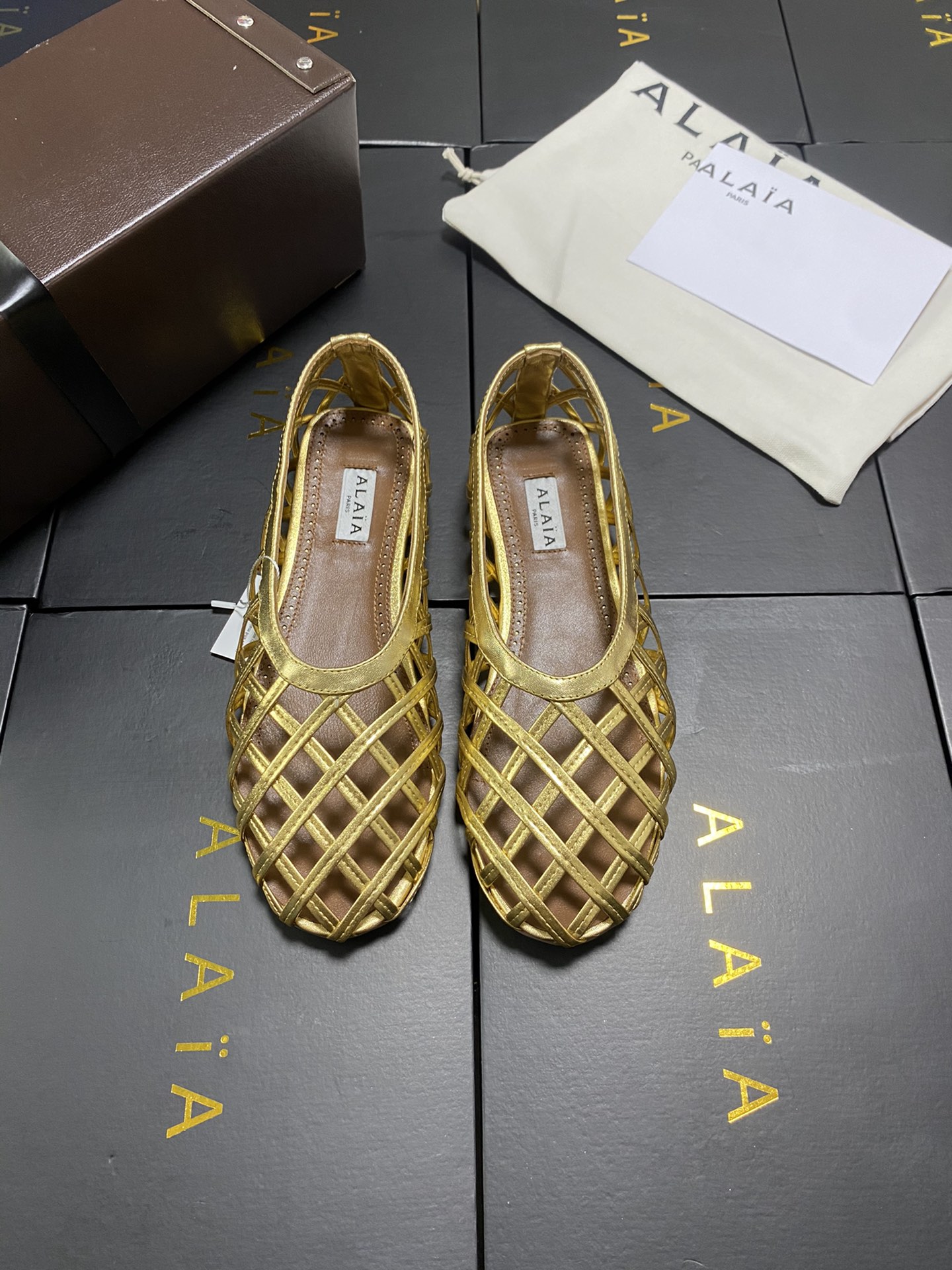 NO:419185,Draw terms!  !  !  Golden Alaia catwalk flat ballet flat shoes!  Sweet and cool ballet style, a ballet shoes with super popular popularity, romantic, charming, comfortable and versatile. Original custom cowhide fabric, sheepskin inner lining, private mold rubber non-slip sole, size 35-41 (40/41 42 customized non-return and exchange), ballet shoes, alaia, cowhide, sheepskin19860909抽条款！！！金色 Alaia 走秀款平底芭蕾舞平底单鞋！ 甜酷芭蕾风,人气超高的一款芭蕾舞鞋,浪漫又迷人舒适百搭. 原版订制牛皮面料, 羊皮内里,私模橡胶防滑大底, 码数35-41（40/41 42定做不退换）,芭蕾舞鞋,alaia,cowhide,sheepskin,Women's Shoes
