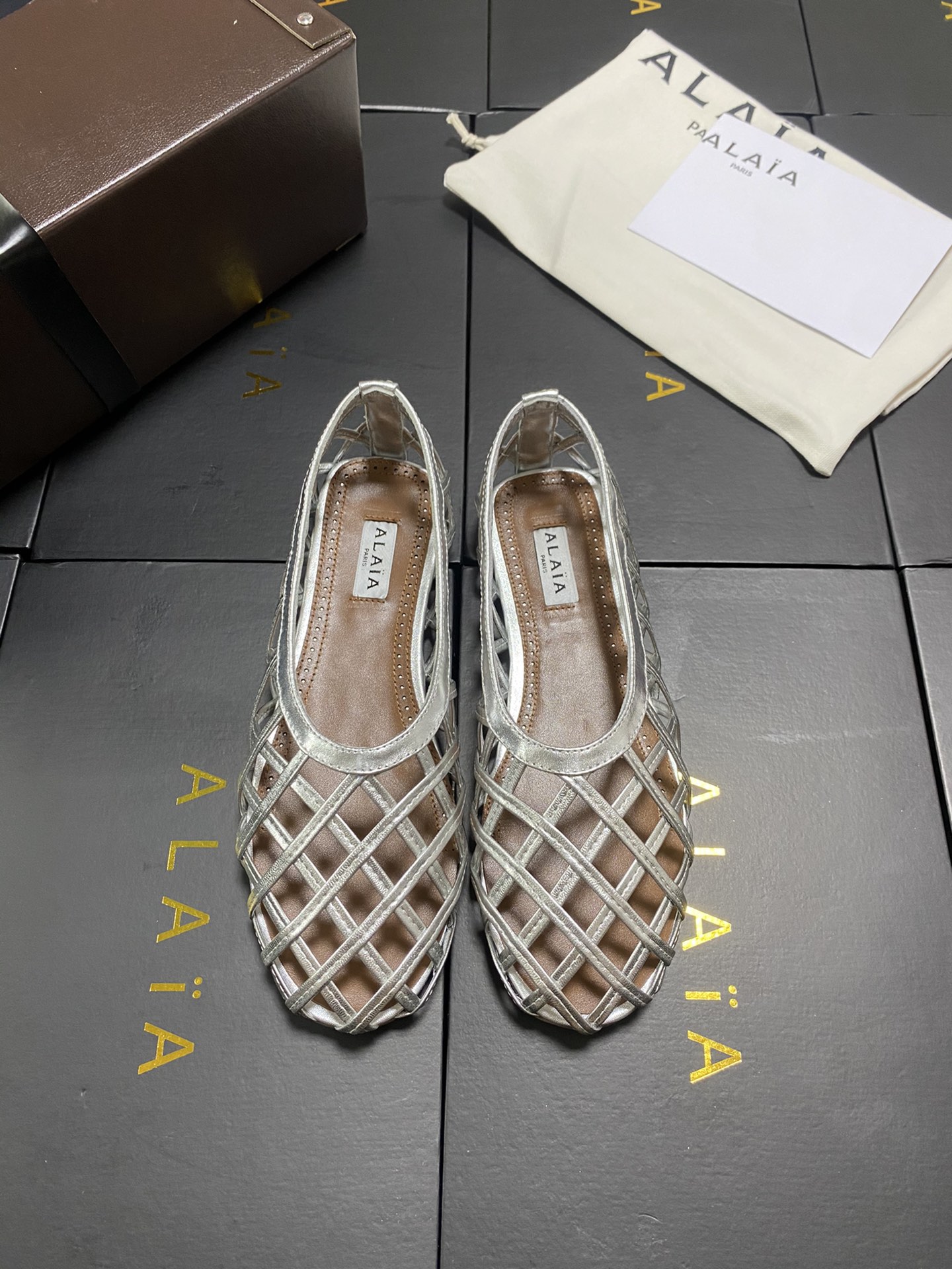 NO:419193,Draw terms!  !  !  Silver Alaia catwalk flat ballet flat shoes!  Sweet and cool ballet style, a ballet shoes with super popular, romantic, charming, comfortable and versatile. Original custom cowhide fabric, sheepskin inner lining, private mold rubber non-slip sole, size 35-41 (40/41 42 custom made without return or exchange), ballet shoes, alaia, cowhide, sheepskin19860909抽条款！！！银色 Alaia 走秀款平底芭蕾舞平底单鞋！ 甜酷芭蕾风,人气超高的一款芭蕾舞鞋,浪漫又迷人舒适百搭. 原版订制牛皮面料, 羊皮内里,私模橡胶防滑大底, 码数35-41（40/41 42定做不退换）,芭蕾舞鞋,alaia,cowhide,sheepskin,Women's Shoes