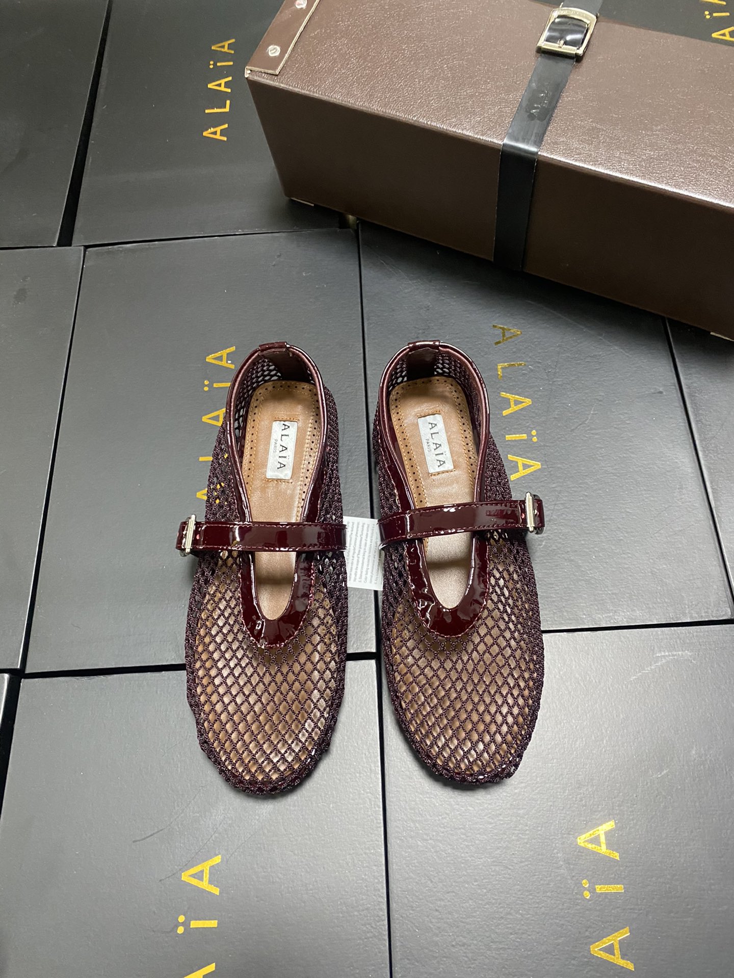 NO:437956,!  !  Mesh style!  !  !  Patent leather Angora Red Alaia catwalk flat ballet flat shoes!  Sweet and cool ballet style, a ballet shoes with super popular popularity, romantic, charming, comfortable and versatile. Original custom cowhide Shui Diamond fabric, sheepskin inner lining, private molded rubber non-slip sole, size 35-41 (40/4142 custom made without return or exchange), ballet shoes, alaia, cowhide, sheepskin19860909！！网纱款！！！漆皮 安哥拉红 Alaia 走秀款平底芭蕾舞平底单鞋！ 甜酷芭蕾风,人气超高的一款芭蕾舞鞋,浪漫又迷人舒适百搭. 原版订制牛皮施华钻 面料, 羊皮内里,私模橡胶防滑大底, 码数35-41（40/4142定做不退换）,芭蕾舞鞋,alaia,cowhide,sheepskin,Women's Shoes