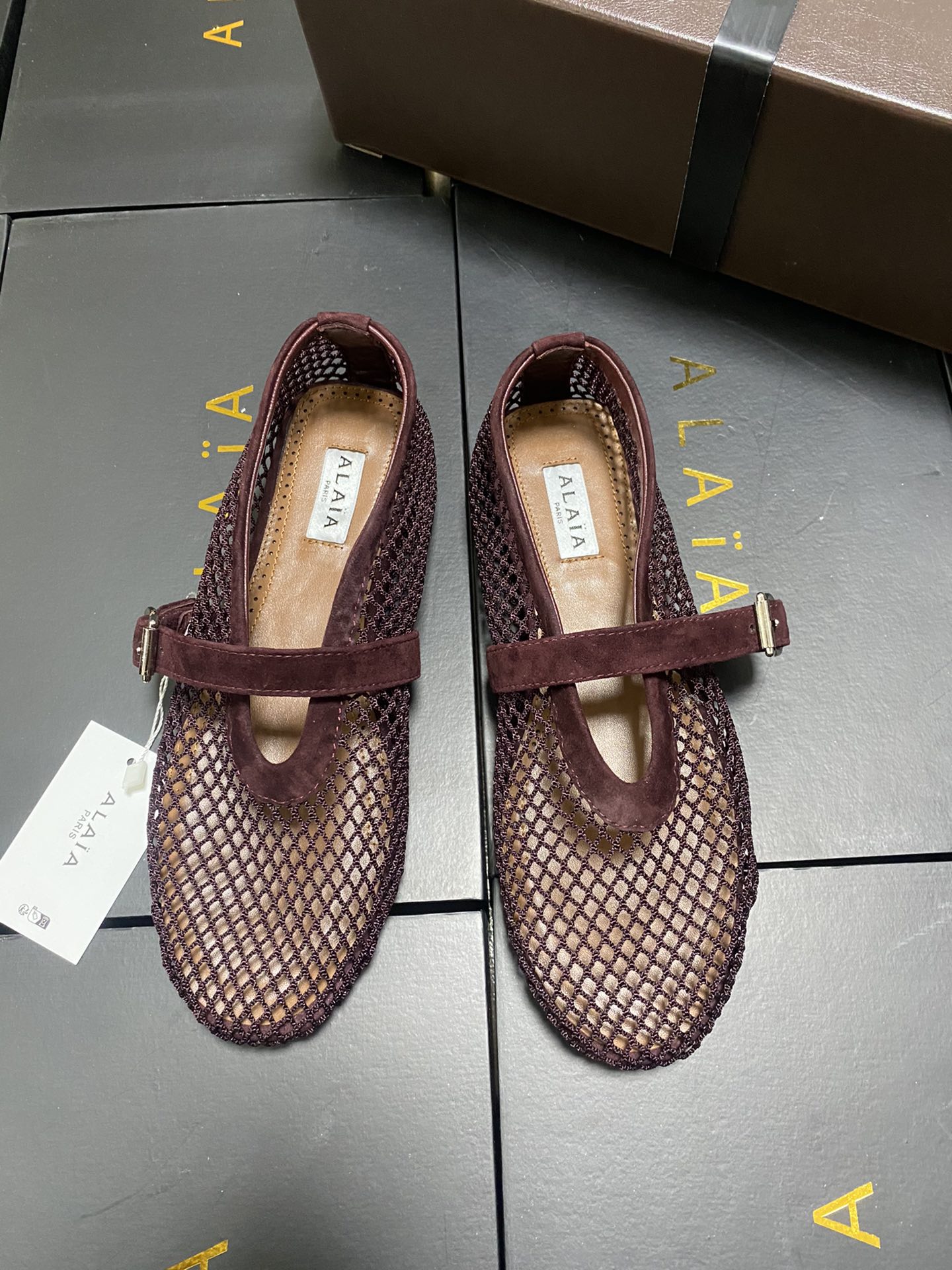 NO:437964,!  !  Mesh style!  !  !  Yangjing Angora Red Alaia catwalk flat ballet flat shoes!  Sweet and cool ballet style, a ballet shoes with super popular popularity, romantic, charming, comfortable and versatile. Original custom cowhide Shuihua Diamond fabric, sheepskin inner lining, private molded rubber non-slip sole, size 35-41 (40/4142 custom made without return or exchange), ballet shoes, alaia, cowhide, sheepskin, sheep19860909！！网纱款！！！羊京 安哥拉红 Alaia 走秀款平底芭蕾舞平底单鞋！ 甜酷芭蕾风,人气超高的一款芭蕾舞鞋,浪漫又迷人舒适百搭. 原版订制牛皮施华钻 面料, 羊皮内里,私模橡胶防滑大底, 码数35-41（40/4142定做不退换）,芭蕾舞鞋,alaia,cowhide,sheepskin,sheep,Women's Shoes