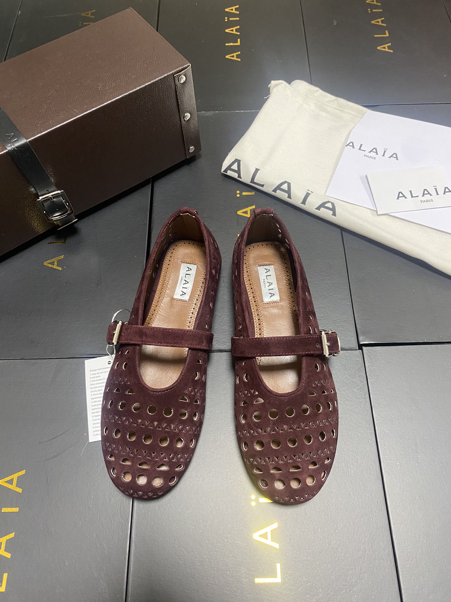NO:559429,Alaia catwalk style ballet flats!  Sweet and cool ballet style, a very popular ballet shoe, romantic, charming, comfortable and versatile. Fabric: Yangjing burgundy sheepskin lining, private molded rubber non-slip outsole, size 35-42 (40/41 42 custom-made, non-refundable), ballet shoes, alaia, sheepskin, sheep19860909Alaia 走秀款平底芭蕾舞平底单鞋！ 甜酷芭蕾风,人气超高的一款芭蕾舞鞋,浪漫又迷人舒适百搭. 面料 羊京 酒红 羊皮内里,私模橡胶防滑大底, 码数35-42（40/41 42定做不退换）,芭蕾舞鞋,alaia,sheepskin,sheep,Women's Shoes